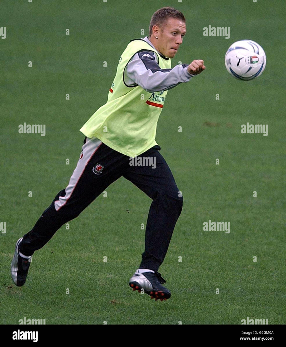 Il Craig Bellamy del Galles durante l'allenamento allo stadio San Siro di Milano, in vista della qualifica Euro 2004 contro l'Italia sabato. LA SUA IMMAGINE PUÒ ESSERE UTILIZZATA SOLO NEL CONTESTO DI UNA FUNZIONE EDITORIALE. NESSUN UTILIZZO DI SITI WEB/INTERNET A MENO CHE IL SITO NON SIA REGISTRATO PRESSO LA FOOTBALL ASSOCIATION PREMIER LEAGUE. Foto Stock