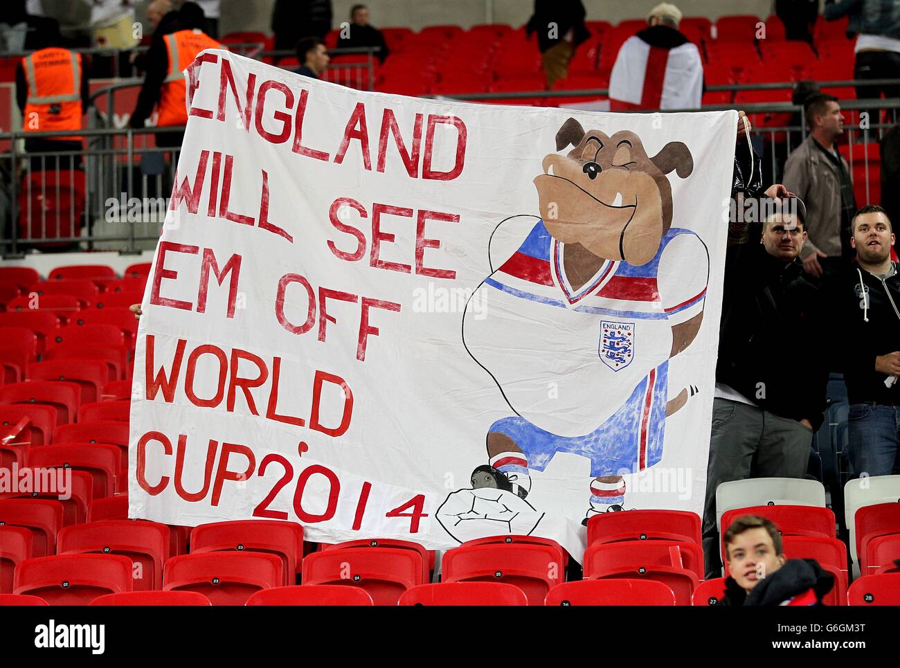 Calcio - Coppa del mondo FIFA 2014 - Qualifiche - Gruppo H - Inghilterra / Polonia - Stadio di Wembley. I fan dell'Inghilterra festeggiano gli stand dopo il gioco Foto Stock