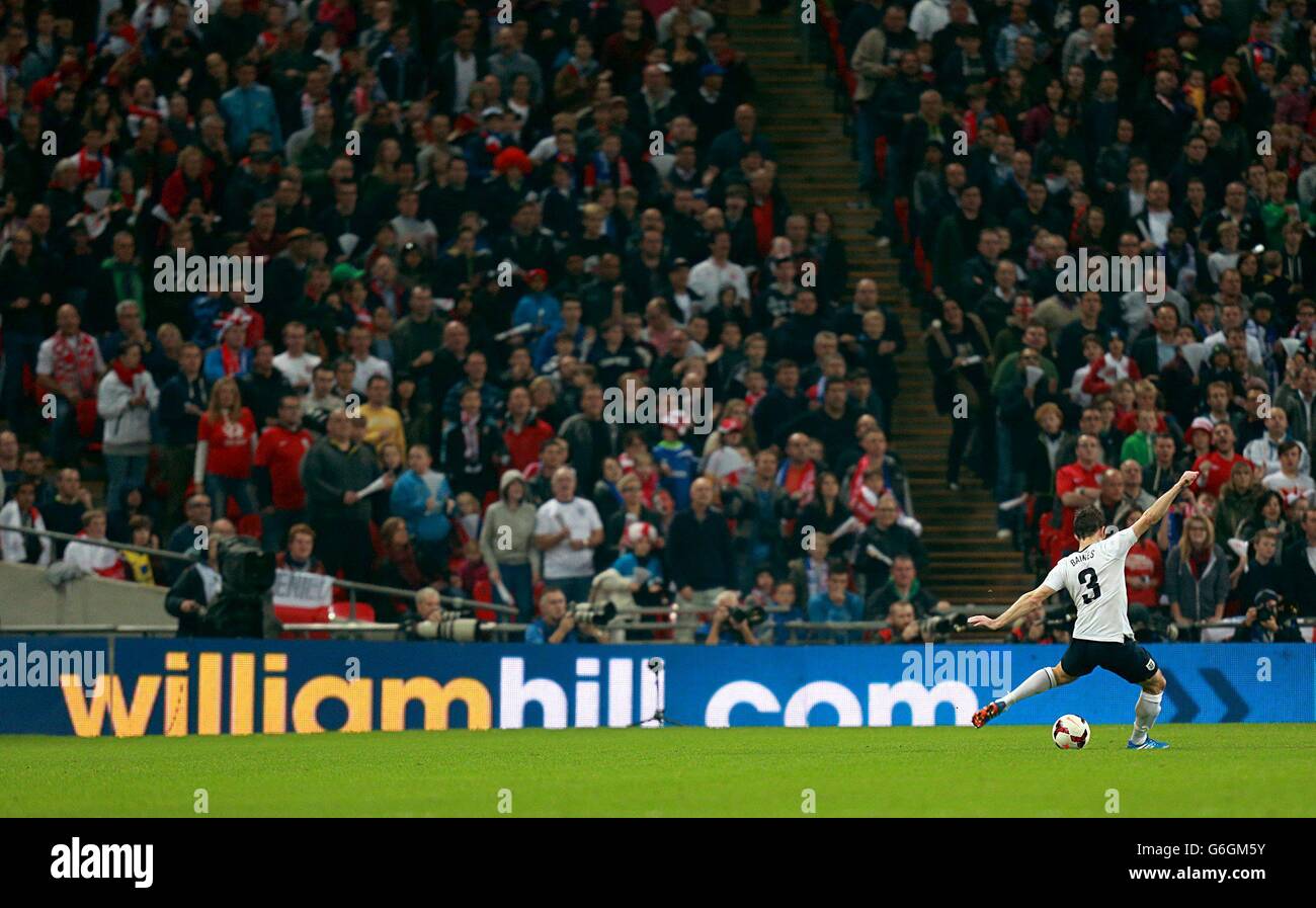 Calcio - Coppa del mondo FIFA 2014 - Qualifiche - Gruppo H - Inghilterra contro Polonia - Stadio di Wembley. Inghilterra Leighton Baines in azione Foto Stock