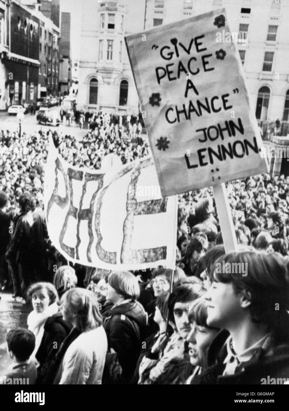 Il titolo dell'inno anti-guerra di John Lennon 'Give Peace a Chance' su un cartello fuori dal Municipio di St George a Liverpool, quando migliaia si riunirono per rendere omaggio all'ex Beatle. Foto Stock