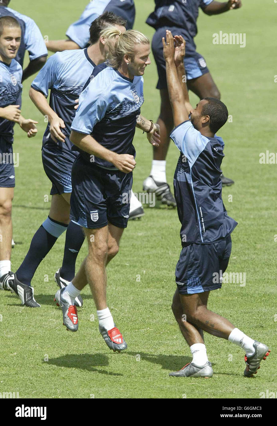 Il capitano dell'Inghilterra David Beckham (centro) si allena con la squadra al City Stadium di Skopje, Macedonia, prima della partita di qualificazione del campionato europeo della squadra contro la Macedonia di sabato. Beckham è sicuro che sarà in grado di giocare nella partita, nonostante la sofferenza di un ceppo di inguine nel suo ultimo gioco di club per il Real Madrid. Foto Stock