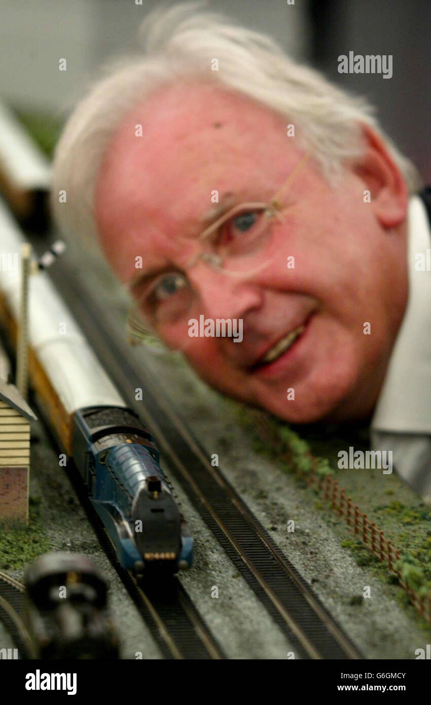 L'appassionato di ferrovie e l'impressionario pop Pete Waterman guarda a Hornby mentre lancia la sua prima locomotiva a vapore dal vivo, la Mallard, parte della sua nuova gamma di modelli di lavoro a vapore dal vivo con calibro "OO" al Goodwood Revival Meeting. Hornby ha detto che il primo modello - il classico A4 Mallard, sarebbe stato nei negozi in tempo per Natale. Foto Stock