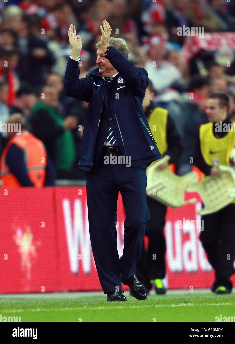 Calcio - Coppa del mondo FIFA 2014 - Qualifiche - Gruppo H - Inghilterra / Polonia - Stadio di Wembley. Il manager inglese Roy Hodgson applaude i fan dopo la gara di qualificazione della Coppa del mondo FIFA 2014, il gruppo H al Wembley Stadium di Londra. Foto Stock