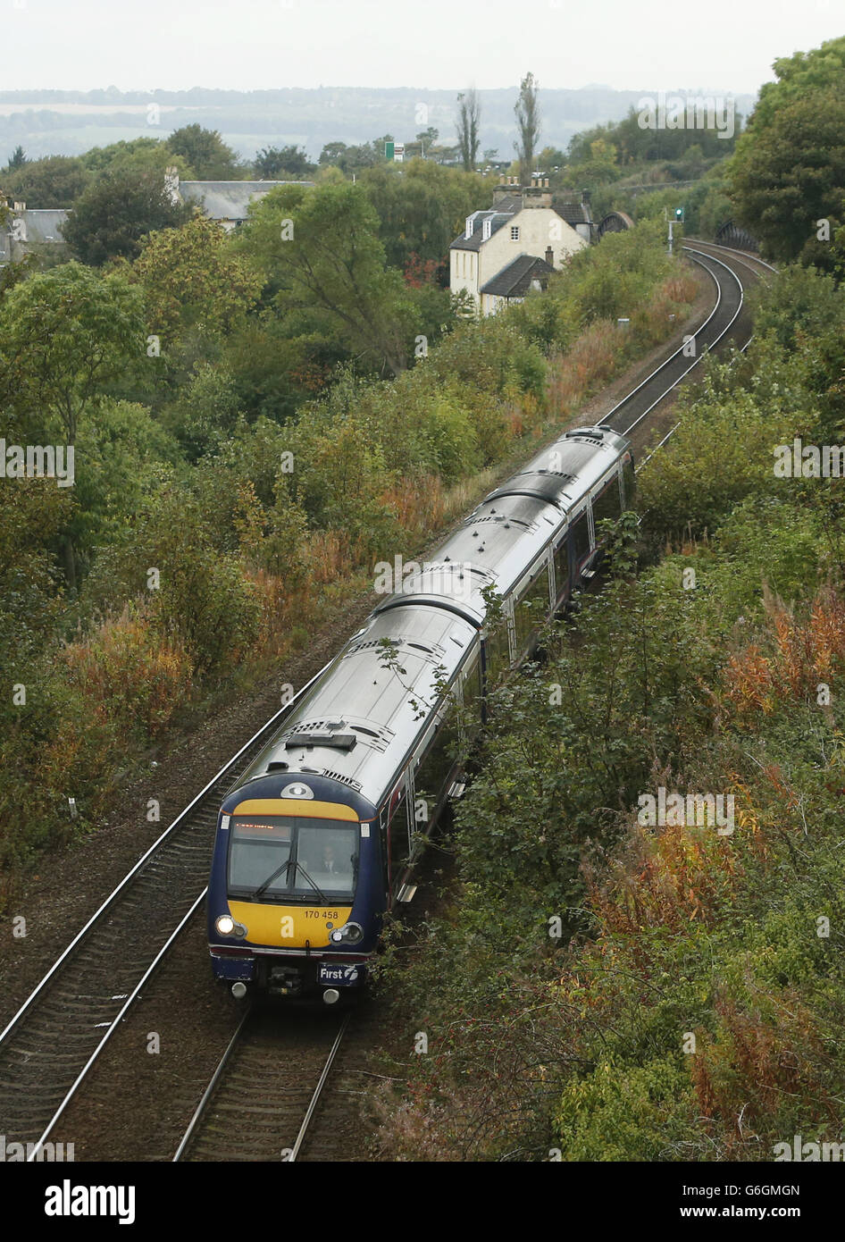 Scorte di treni. Un treno First Group è raffigurato passando attraverso Inverkeithing in Scozia Foto Stock