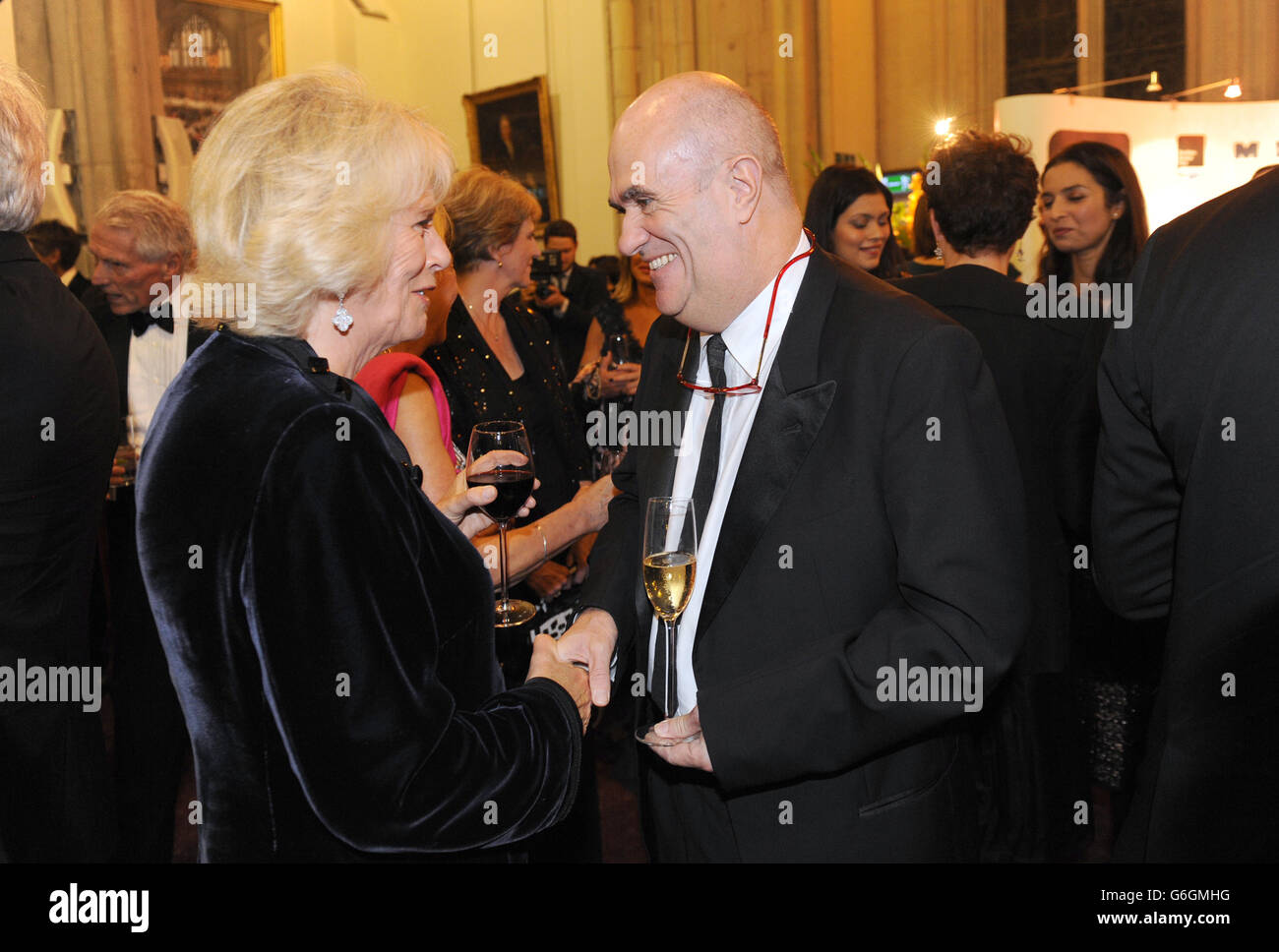 La Duchessa di Cornovaglia incontra Colm Toibin durante un ricevimento in vista della cerimonia di premiazione del Man Booker Prize presso la Guildhall di Londra. Foto Stock