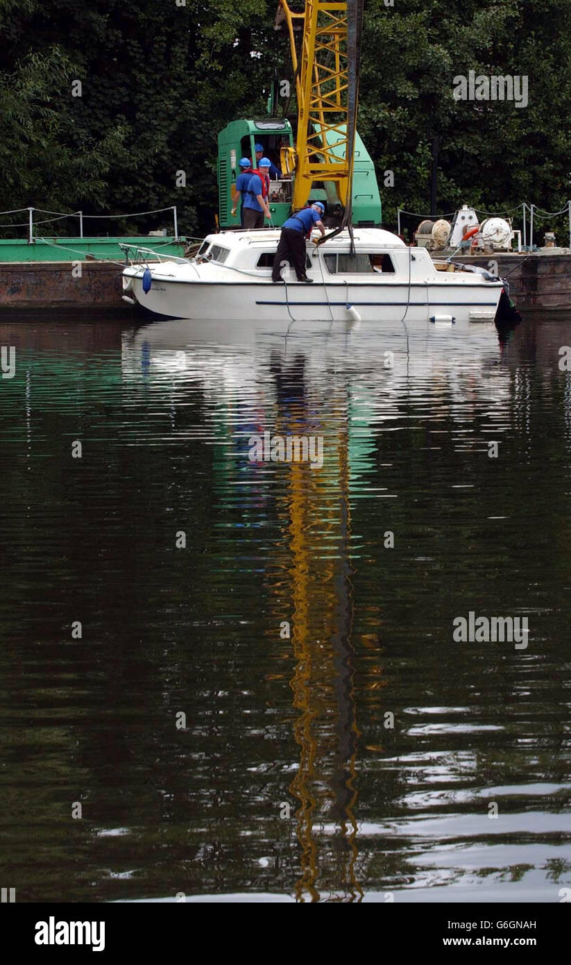La barca da diporto 'Sweetie Pie' viene recuperata dopo che è stata sdimensionata il sabato sera, uccidendo una donna a bordo, a Stourport-on-Severn Marina, Worcestershire. L'incrociatore di 20 piedi che trasportava un partito privato si è trovato in difficoltà poco dopo le 22:00 di sabato, a seguito di uno spettacolo di fuochi d'artificio. La donna, che era rimasta intrappolata nella barca sotto la linea dell'acqua, è stata recuperata inconscia e più tardi pronunciata morta in ospedale. Altri quindici passeggeri sono fuggiti. Un uomo e due donne sono stati rilasciati durante la notte, ma sono stati dovuti tornare in una stazione di polizia più tardi per aiutare gli ufficiali con le loro indagini, la Mercia occidentale Foto Stock