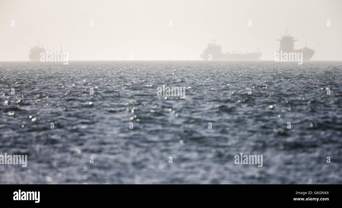 Le navi mercantili siedono all'ancora a Bembridge Ledge ad est dell'Isola di Wight mentre aspettano di entrare nei porti sulla costa meridionale. Foto Stock