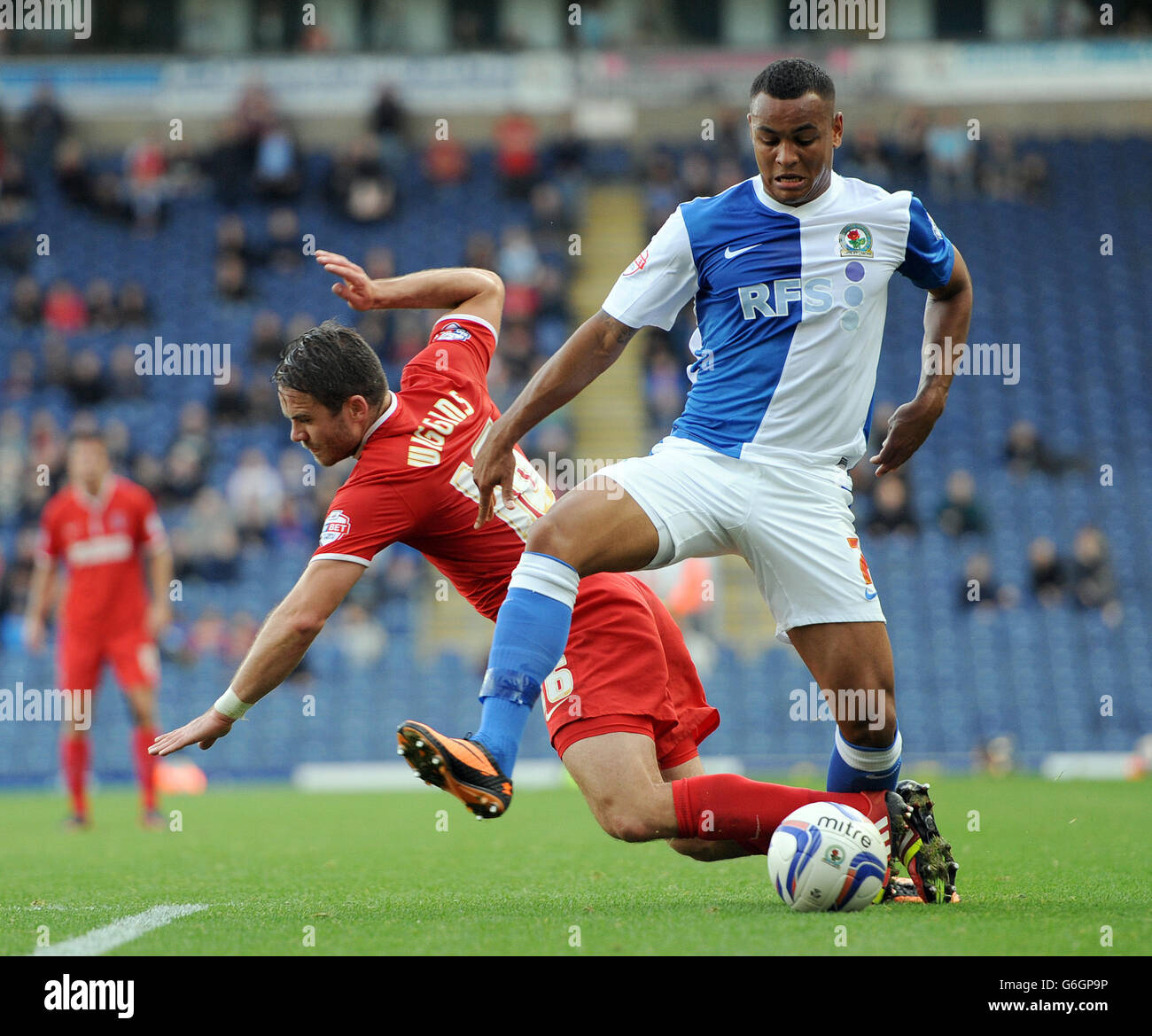 Josh King (a destra) di Blackburn Rovers e i Rhoys Wiggins di Charlton Athletic combattono per la palla durante la partita del campionato Sky Bet a Ewood Park, Blackburn. Foto Stock