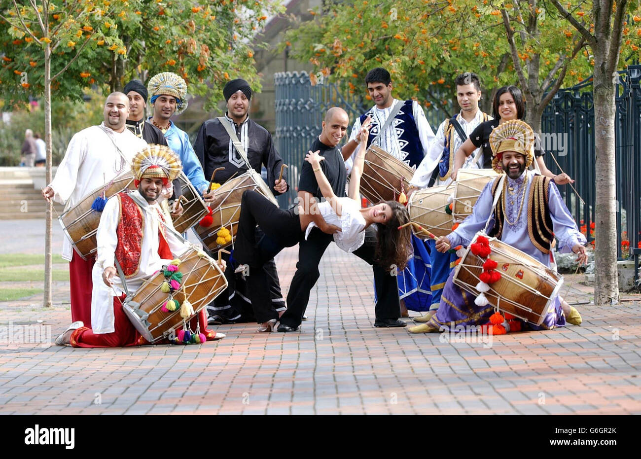 'Salsaa' al ritmo dei danzatori latini 'Dola' Victoria Hanlie e Zane Yafai ballano al ritmo dei 'Shol Blasters' mentre si preparano, per il Birmingham ArtsFest 2003 di questo fine settimana, il più grande festival di arti libere del Regno Unito. Con 1,500 artisti di teatro, commedia, danza, musica, cibo e cinema, il festival che si tiene nel centro della città si estende su un'area di 5 miglia quadrate, incluso il nuovo centro Bullring. Foto Stock