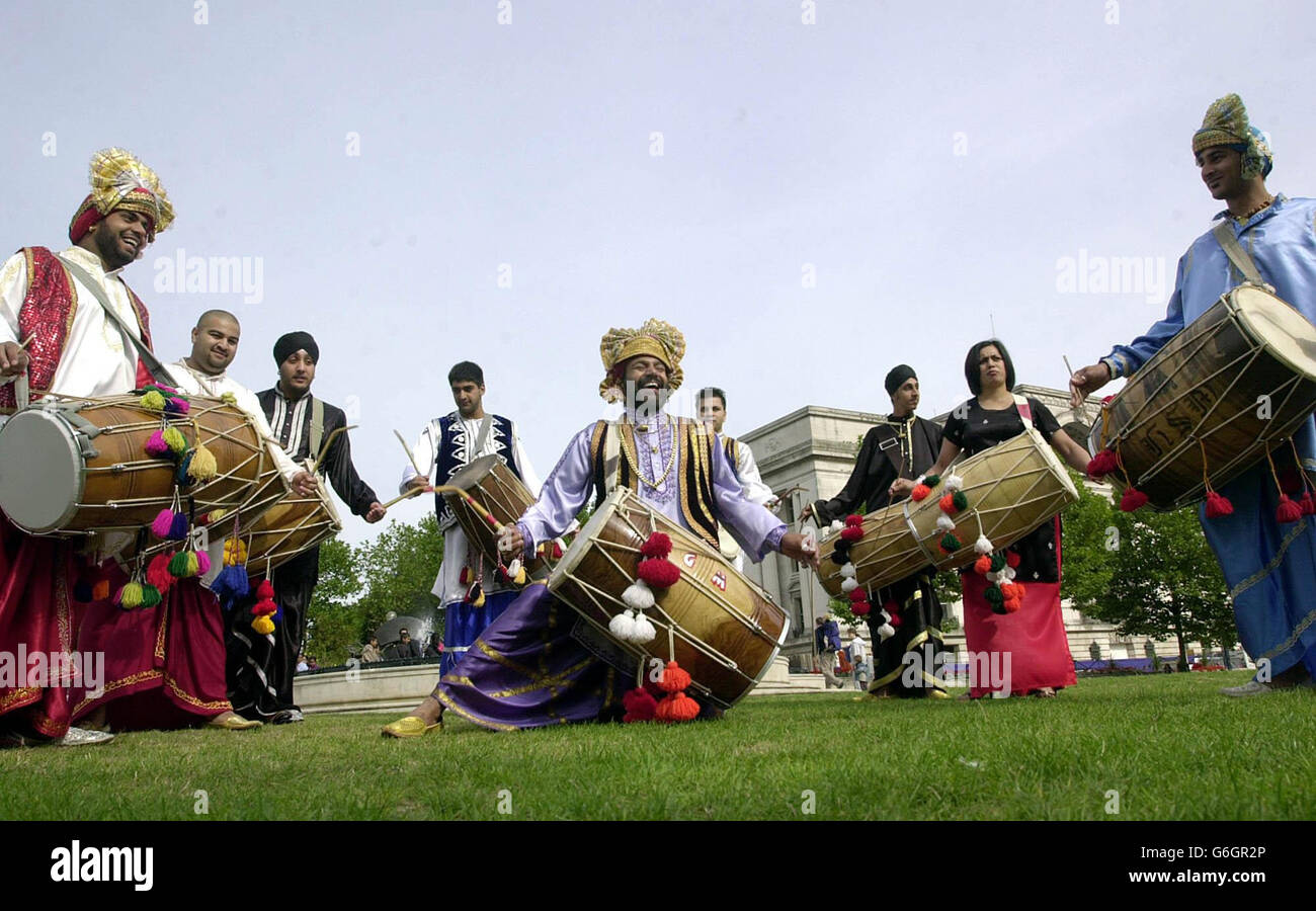 Il 'Dol Blasters' prepara, per questo fine settimana, il Birmingham ArtsFest 2003, il più grande festival di arti libere del Regno Unito. Con 1,500 musicisti provenienti da teatro, commedia, danza, musica, cibo e cinema, il festival che si tiene nel centro della città si estende su un'area di 5 miglia quadrate, incluso il nuovo centro Bullring. Foto Stock
