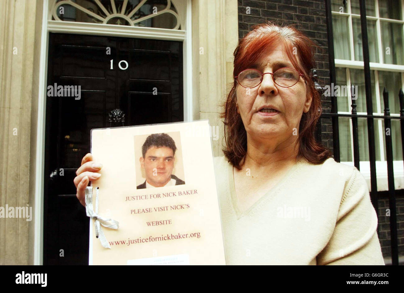 Iris Baker, di Oaksey nel Wiltshire, al numero 10 di Downing Street, si batte contro la condanna a 14 anni di prigione inflitta a suo figlio Nick nel giugno di quest'anno in Giappone per il traffico di droga. Foto Stock