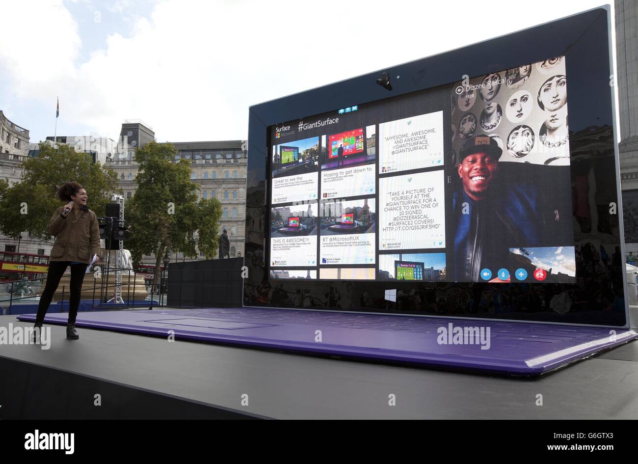 Rappper Dizzee Rascal lancia Microsoft Surface 2, nella Trafalgar Square di Londra, con un modello funzionante di 27ft-17ft dell'ultimo tablet. Foto Stock