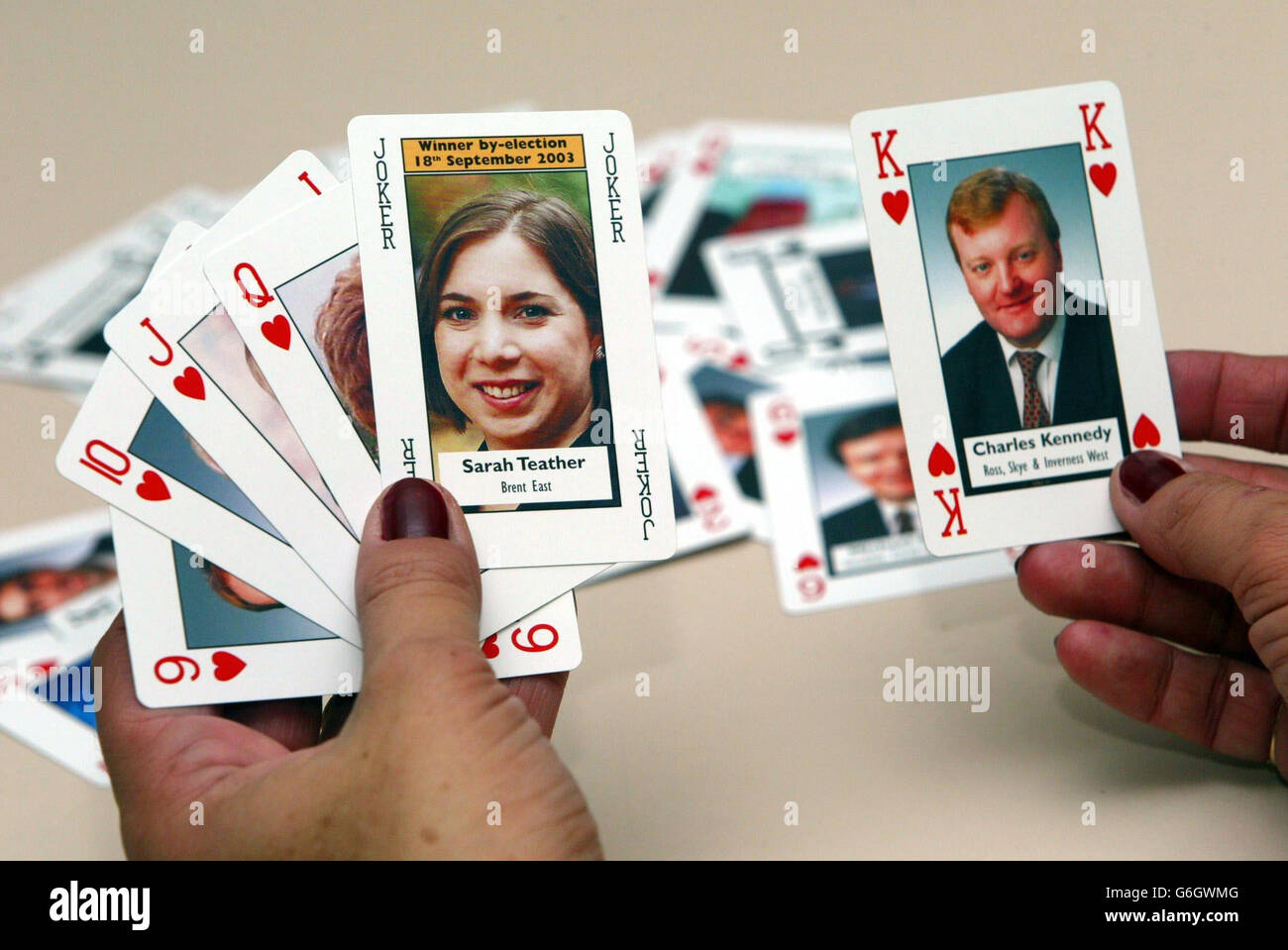 Il partito liberal-democratico si è esibito a Brigthon per giocare a carte alla conferenza del partito. I mugshots dei membri di DEM del lib sono descritti su ciascuno delle 52 schede nei quattro vestiti. Il leader Charles Kennedy è il Re dei cuori, mentre la Regina dei cuori è Sandra Gidley, che ha strappato Tory sicuro sede Romsey nel più grande sconvolto da-elezioni dell'ultimo parlamento e tenuto su di esso nel 2001. Foto Stock