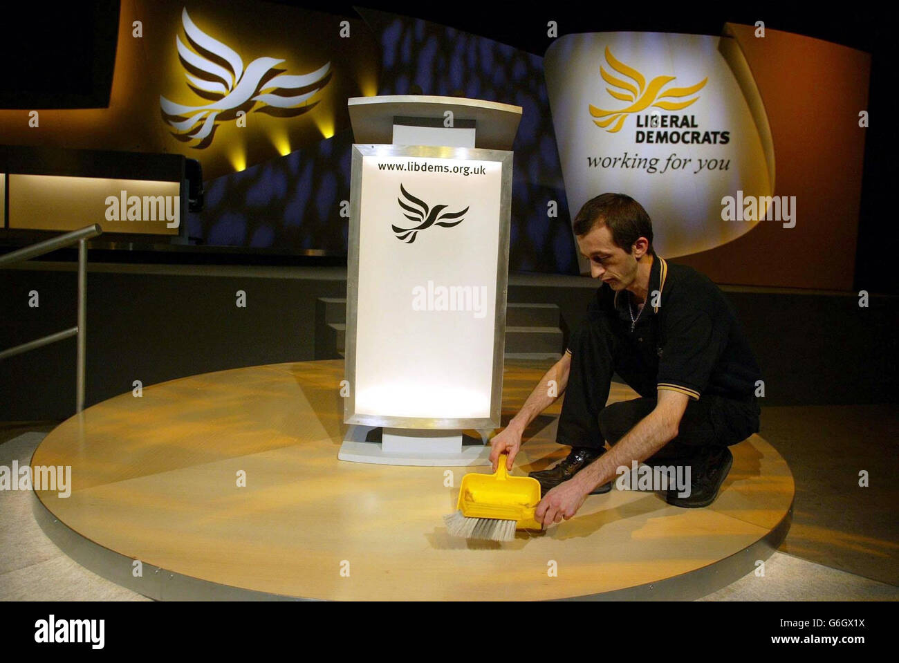 Un’azione più pulita fa un passo avanti, prima della seconda giornata della conferenza annuale dei liberali democratici a Brighton, Sussex. * il partito ha chiesto un referendum sulla costituzione dell'UE che emerge dalla Conferenza intergovernativa che vede coinvolti i leader dei 25 membri attuali e futuri dell'Unione. Ma il leader Charles Kennedy non ha lasciato dubbi sul fatto che egli sostiene le proposte di costituzione, nonostante i diffusi avvertimenti che comporterà un ampio trasferimento di sovranità da Westminster a Bruxelles. Foto Stock