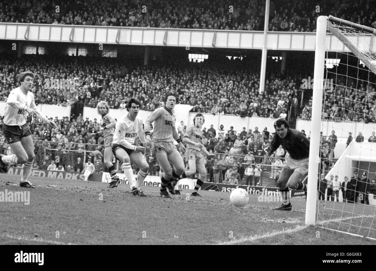 John Burridge, portiere di Wolverhampton Wanderers (a destra), guarda come Tottenham Hotspur Attack durante le prime fasi della Canon League Division 1 a White Hart Lane. Foto Stock