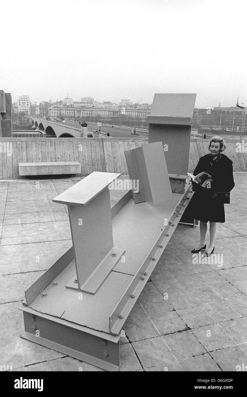 L'ultima creazione di Anthony Caro, mezzogiorno, in acciaio verniciato giallo. Lo scultore britannico creò la forma d'arte nel 1960 quando iniziò a realizzare sculture astratte in acciaio verniciato subito dopo il ritorno dalla sua prima visita negli Stati Uniti. Il Londoner, di 44 anni, la cui città natale sta organizzando una mostra retrospettiva del suo lavoro alla Hayward Gallery sulla South Bank. Circa 50 delle sue opere sono esposte nelle cinque gallerie al coperto e nei tre campi di scultura all'aperto dell'Hayward. Foto Stock