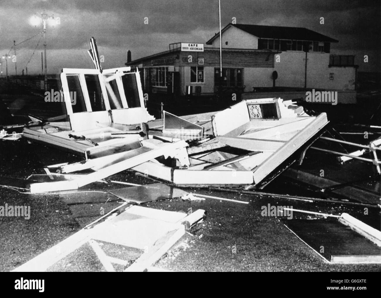 Un chiosco si è battuto a pezzi sul lungomare di Clarence Esplanade, Portsmouth, sulla scia del tempo selvaggio che ha lasciato una scia di caos nel sud dell'Inghilterra. Foto Stock