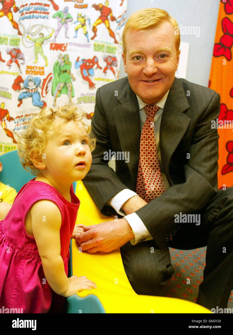 Charles Kennedy, leader dei liberaldemocratici, visita il creche al centro congressi di Brighton, dove si svolge questa settimana la conferenza annuale del partito. Secondo un sondaggio pubblicato oggi, la maggior parte degli elettori considera i liberaldemocratici più vicini ai laburisti che ai conservatori. Il risultato è un mal di testa per Kennedy, che sa che il suo partito deve ottenere il sostegno dei tradizionali elettori Tory perché 75 dei suoi 100 posti target principali nelle prossime elezioni generali sono attualmente detenuti dai conservatori. Foto Stock