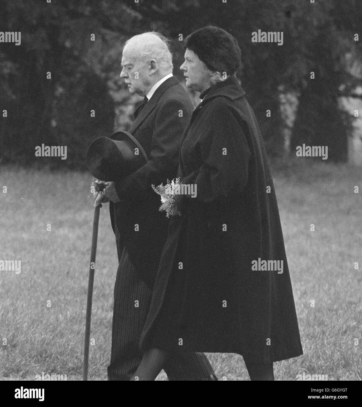 Dame Agatha Christie lo scrittore criminale che morì all'età di 85 anni, fu sepolto nella chiesa parrocchiale di Cholsey, nei pressi di Wallingford. Due dei suoi lutto sono la vedova, Sir Max Mallowan, l'archeologo, e sua figlia, la signora Rosalind Hicks, in viaggio verso il cimitero. Foto Stock