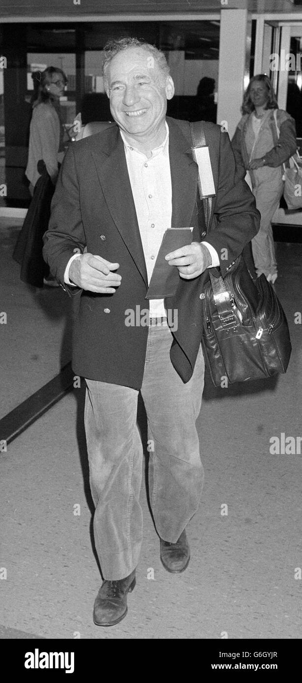 Il regista internazionale Mel Brooks, in partenza da Heathrow per New York dalla Concorde. Foto Stock