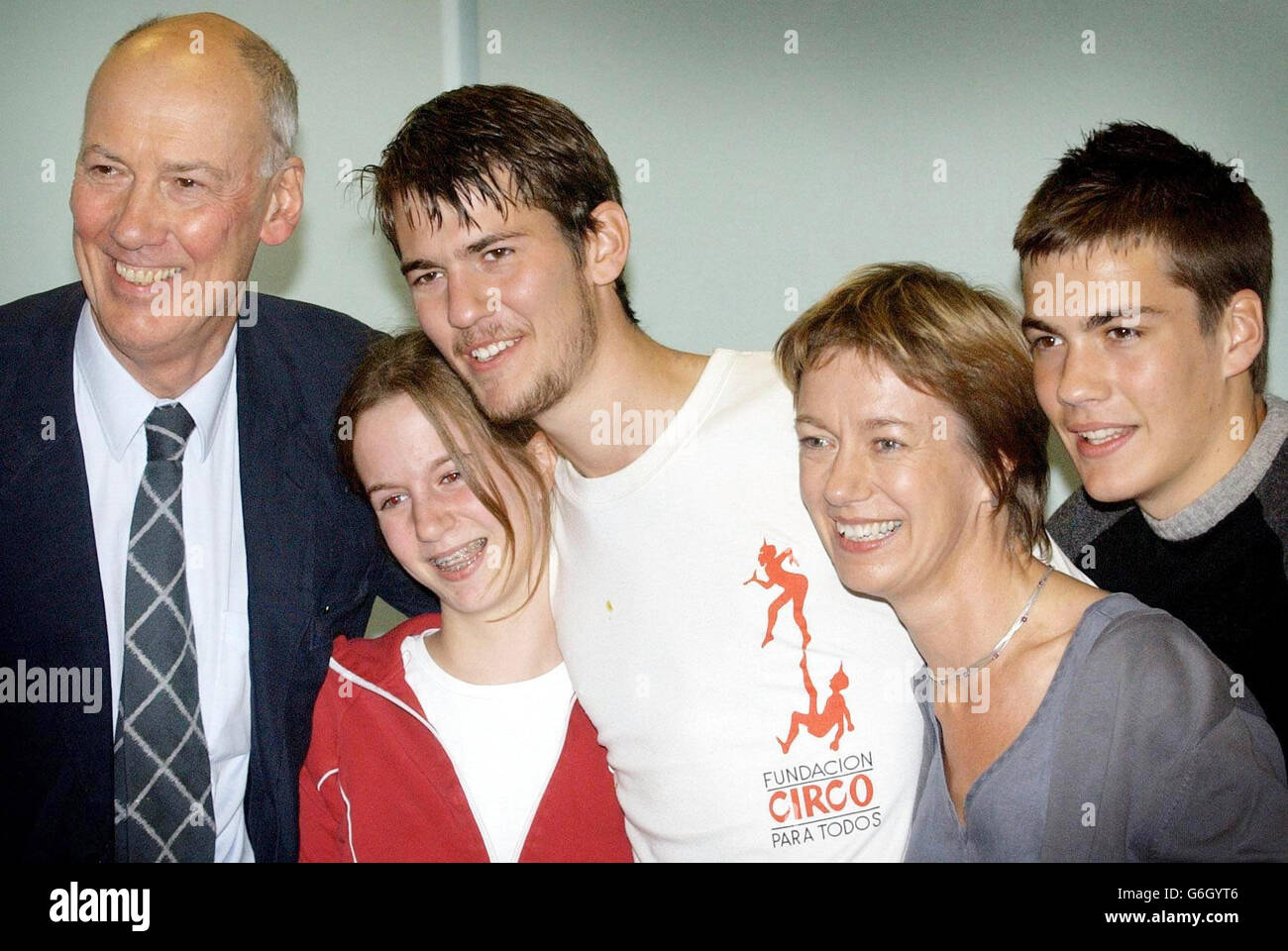 Lo studente di Gap-year Matthew Scott, 19 anni, proveniente da Londra Sud, è riunito con la sua famiglia, padre, James (L) e sua madre Kate, tra cui suo fratello Ned di 12 anni (R) e sua sorella Molly di 13 anni durante una conferenza stampa tenutasi all'aeroporto di Heathrow. Matthew è sfuggito ai rapitori nella giungla colombiana, salendo da una scogliera in un fiume e poi trekking due giorni verso un remoto villaggio indiano. Foto Stock