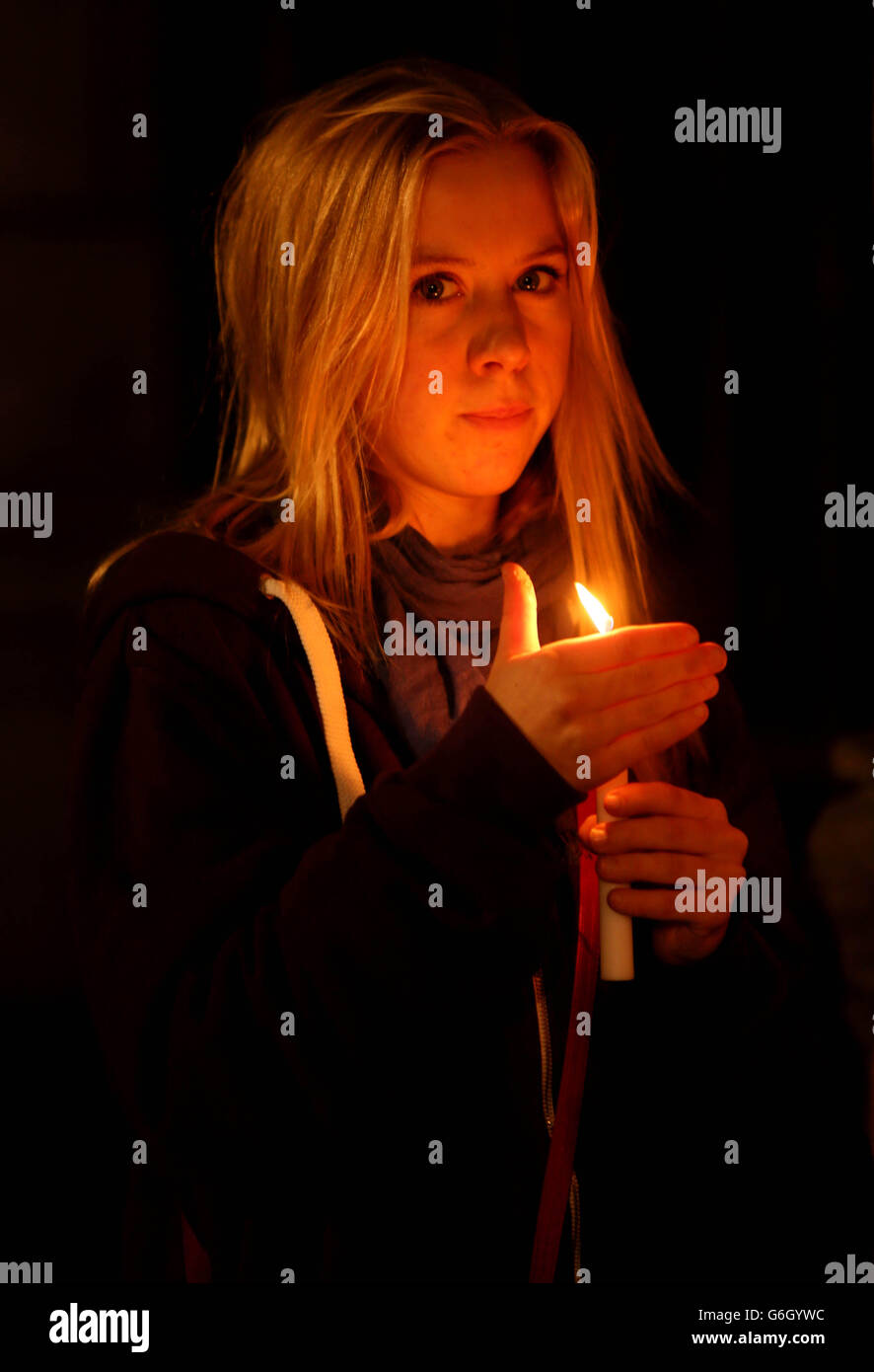 La gente frequenta una veglia a lume di candela a St Stephens Green a Dublino per celebrare un anno dalla morte di Savita Halappanavar. Foto Stock