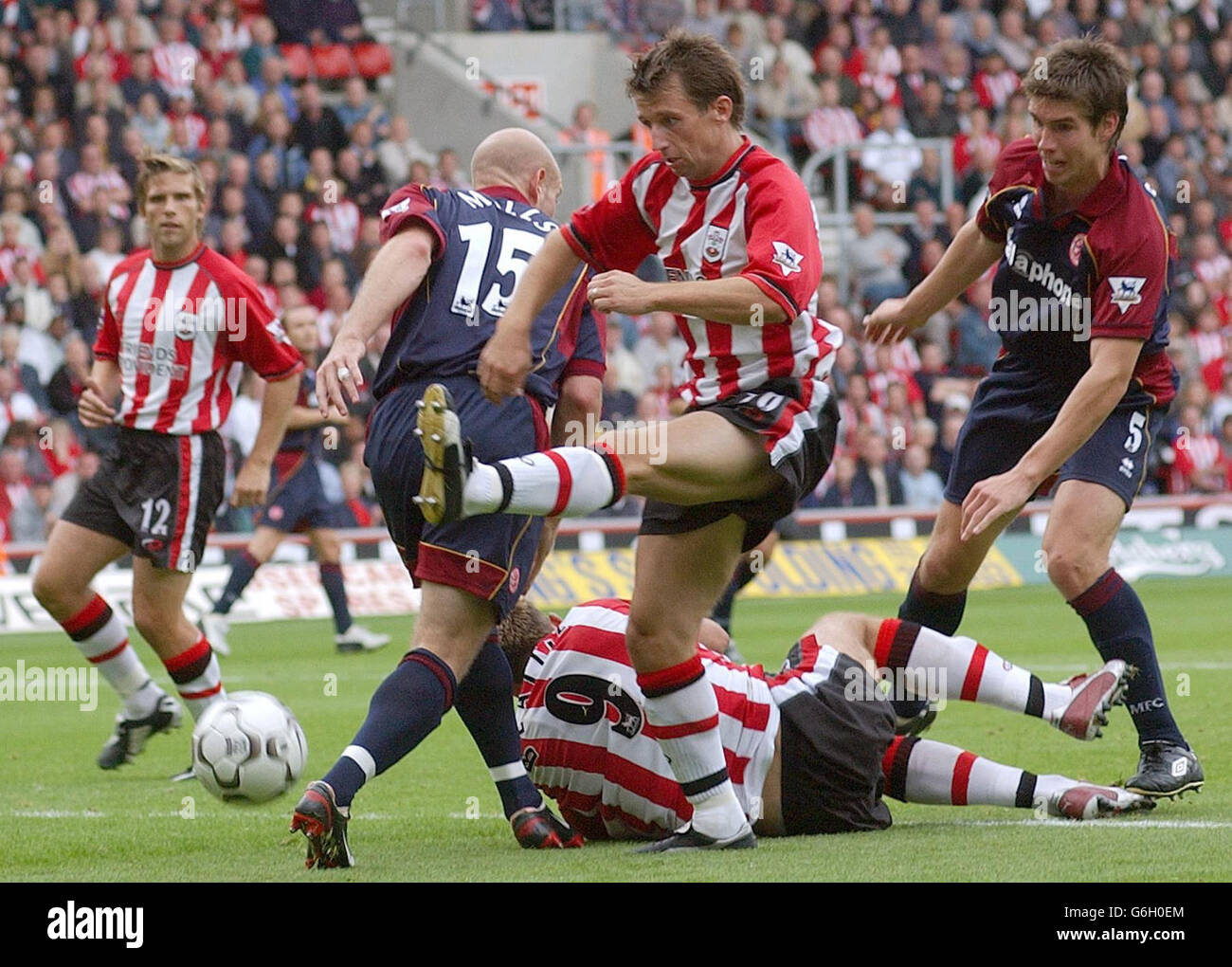 Il Neil McCann di Southampton compie un tentativo fallito di gol durante la sua partita fa Barclaycard Premiership contro Middlesbrough al St Mary's Stadium, Southampton. Middlesbrough ha vinto il gioco 1-0. Foto Stock