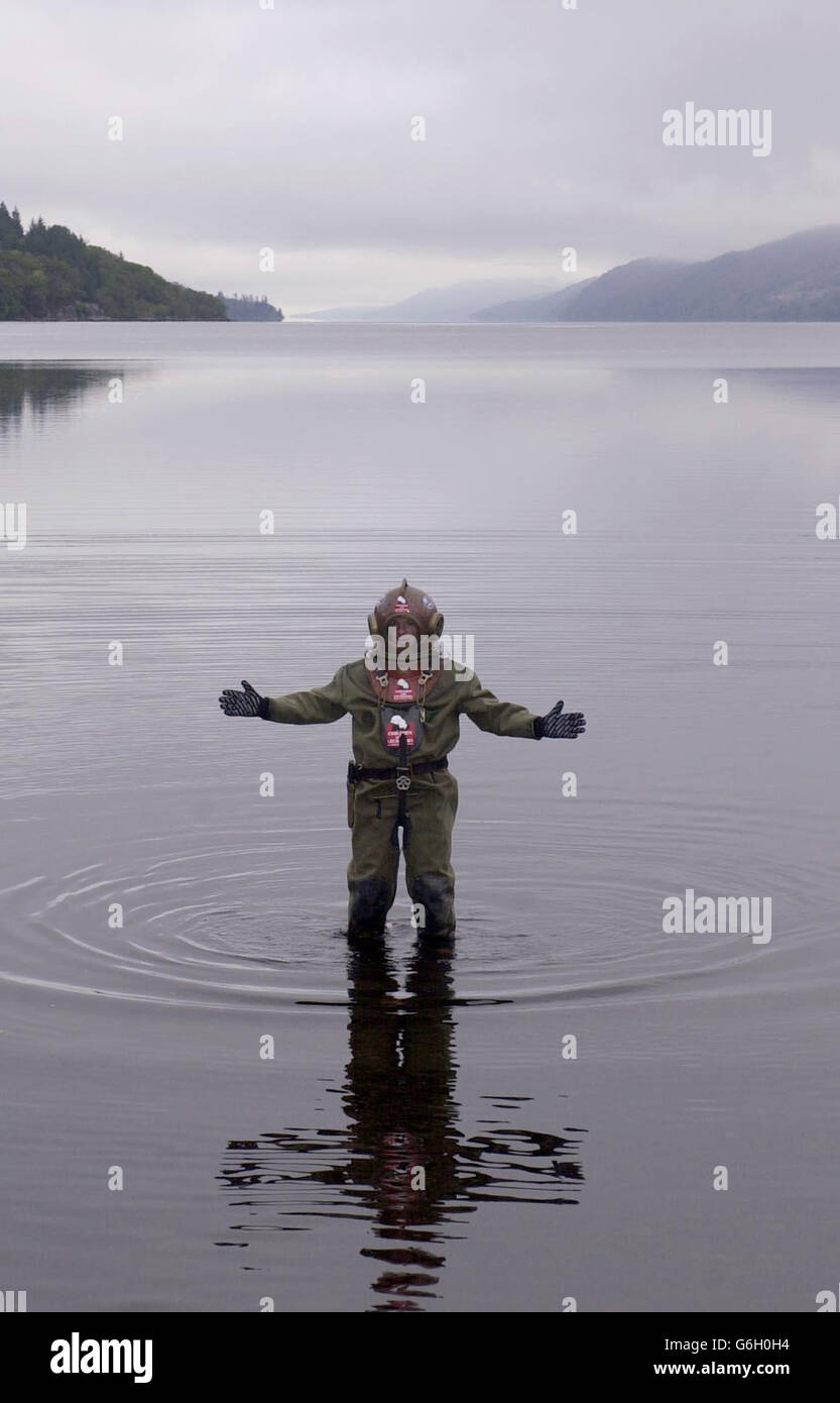 Lloyd Scott, 41 anni, che batte la leucemia, inizia un nuovo record mondiale di offerta, per completare una maratona subacquea di 26 miglia in un'antica tuta subacquea. Il signor Scott ha stabilito un record mondiale all'inizio di quest'anno completando la London Marathon nel periodo più lento dell'evento indossando le attrezzature obsoleta. L'ultima sfida di beneficenza vedrà il padre-di-tre da Rainham, Essex, completare la maratona di Loch Ness subacquea profonda. Scott sperava di raccogliere più di un milione di euro per I BAMBINI affetti DA LEUCEMIA affetti da cancro. 09/10/03: Un uomo che camminava una maratona subacquea in una tuta subacquea d'epoca doveva emergere dal Foto Stock