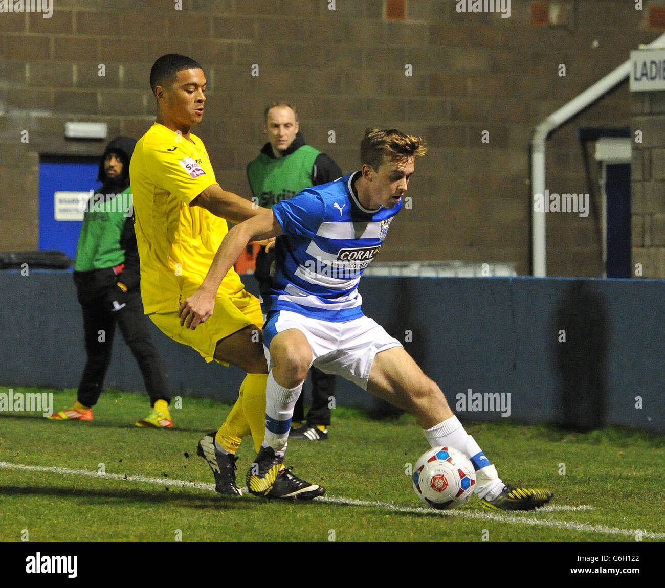 Andrew Burns di Barrow è affrontato da Gary Mulligan di Brackley Town durante la fa Cup, riproduzione di qualificazione del quarto turno al Society Stadium, Barrow-in-Furness. Foto Stock