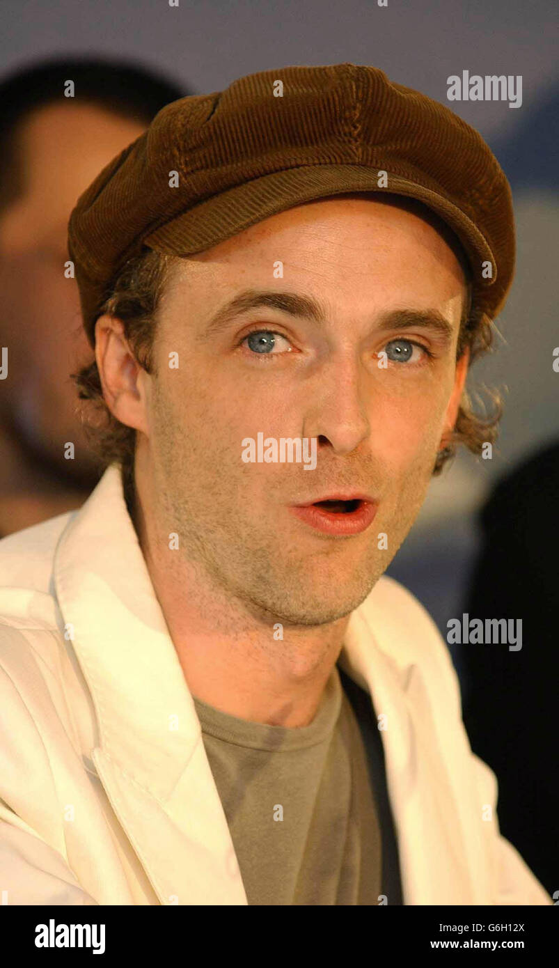 Fran Healy, della rock band scozzese Travis durante una conferenza stampa per lanciare i MTV Europe Music Awards 2003 presso la Royal Festival Hall nel centro di Londra. Travis è stata annunciata come la prima band che si esibirà dal vivo ai premi di Edimburgo. Foto Stock