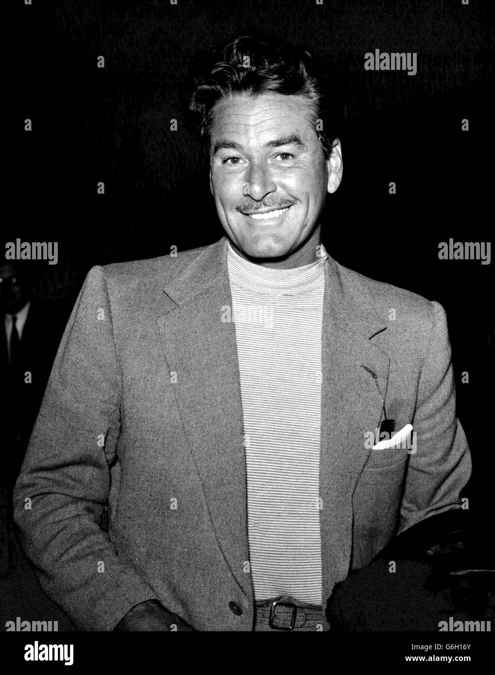 14 OTTOBRE: IN QUESTO GIORNO del 1959, L'ATTORE ERROL FLYNN MUORE all'Actor Errol Flynn all'aeroporto Heathrow di Londra dopo il ritorno da Roma, Italia. Foto Stock