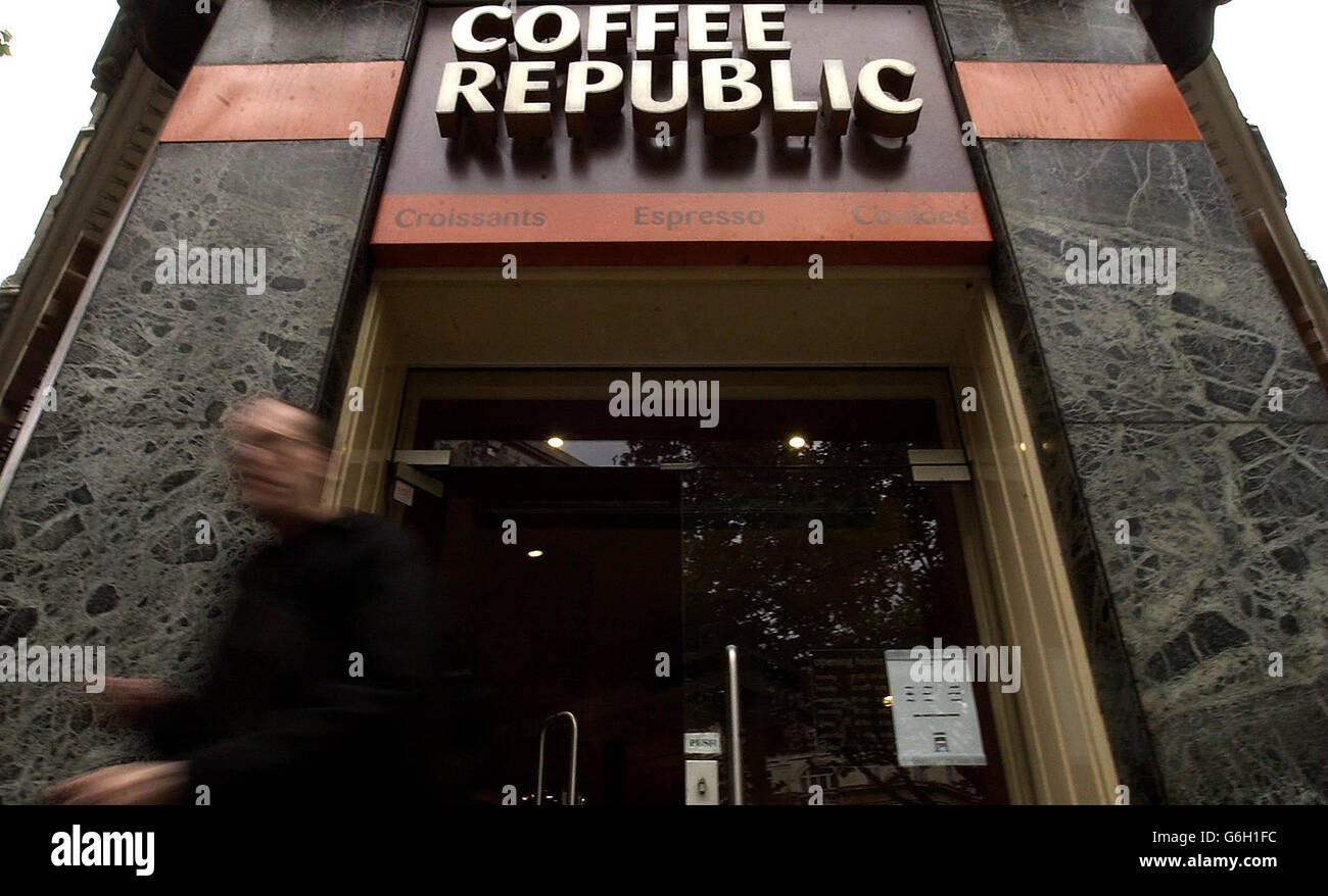 Immagine generica di un caffè Coffee Republic nel centro di Londra. Coffee Republic è quello di abbandonare il look 'amici' come lotta per tornare al nero, è emerso oggi. La tormentata catena, che oggi ha riportato perdite al lordo delle imposte pari a 9.8 milioni di euro, sta volgendo le spalle al papà dei divani - associato al bar Central Perk presente nella sitcom statunitense di successo - perché non ha incoraggiato i clienti a spendere abbastanza denaro. Foto Stock