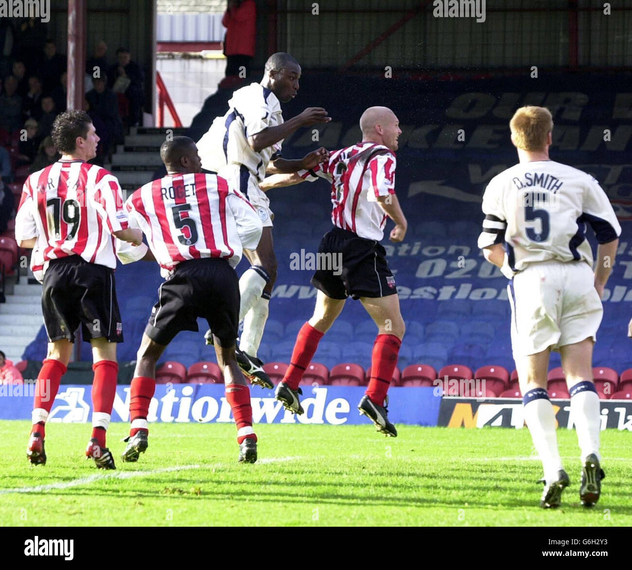 Lloyd Owusu di Sheffield Wednesday (3° a sinistra) segnando il terzo gol della sua squadra contro Brentford durante la partita Nationwide Division 2 al Griffin Park di Brentford. NESSUN UTILIZZO NON UFFICIALE DEL SITO WEB DEL CLUB. Foto Stock