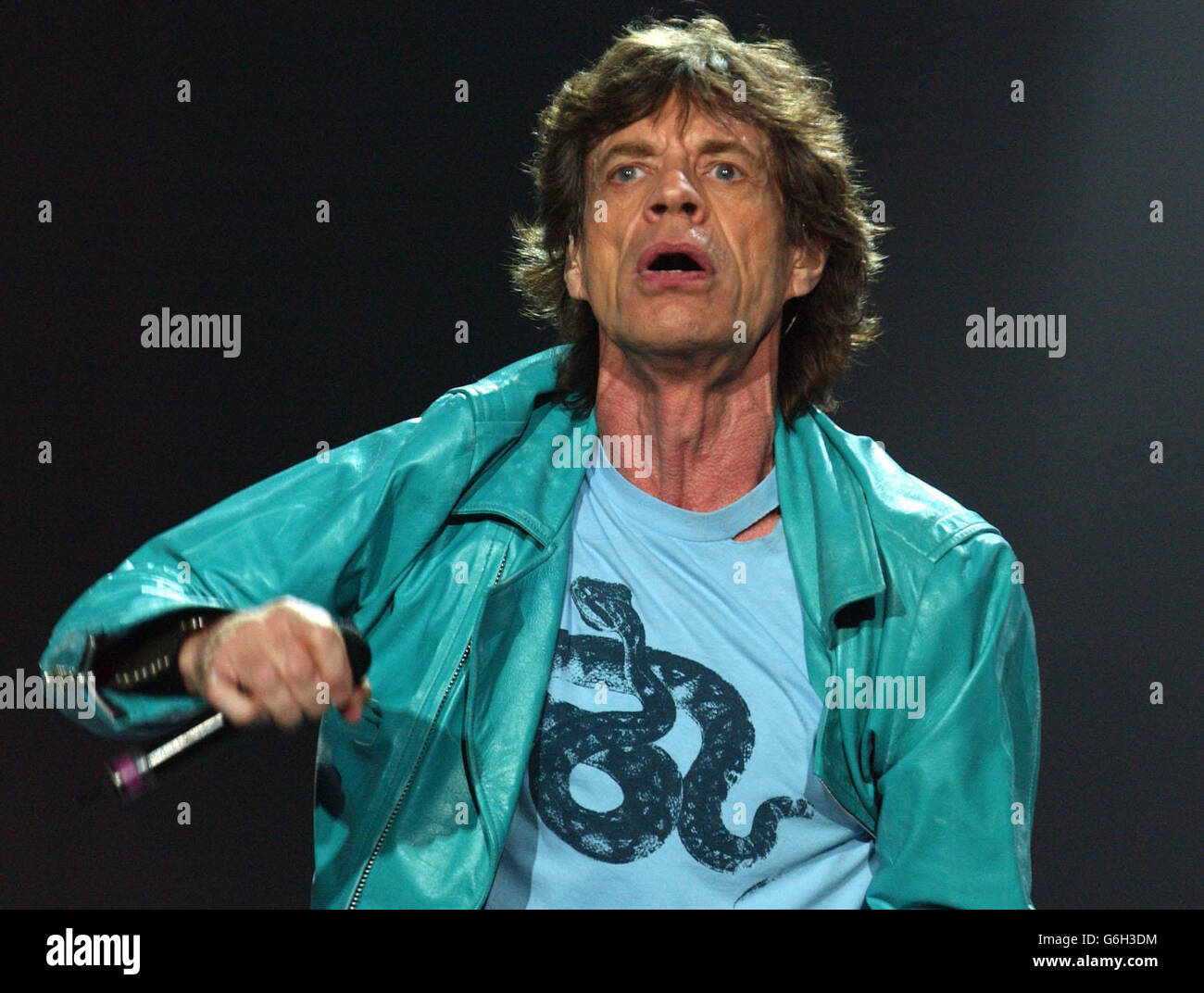 Mick Jagger, cantante dei Rolling Stones, si esibisce presso la Wembley Arena, a ovest di Londra, come parte del tour mondiale dei Forty Licks 2003 della band. Foto Stock