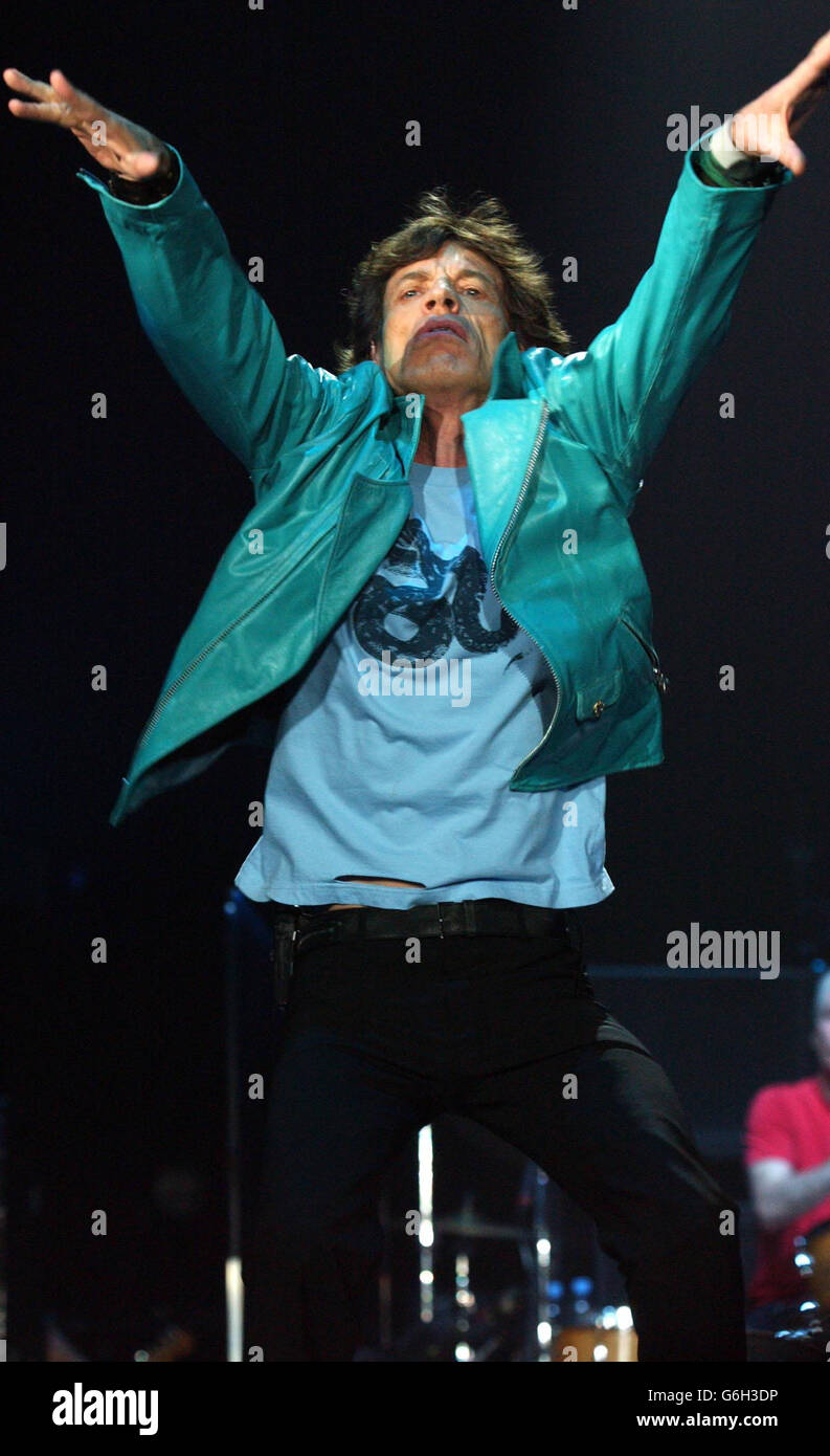 Mick Jagger, cantante dei Rolling Stones, si esibisce alla Wembley Arena, nella zona ovest di Londra, come parte del tour mondiale dei quaranta licks 2003 della band. Foto Stock
