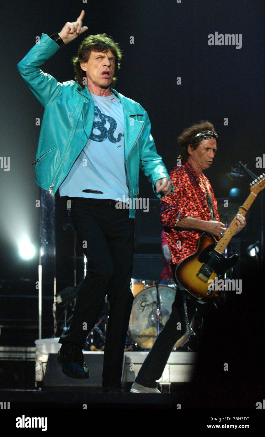 Mick Jagger, cantante dei Rolling Stones, si esibisce presso la Wembley Arena, a ovest di Londra, come parte del tour mondiale dei Forty Licks 2003 della band. Foto Stock