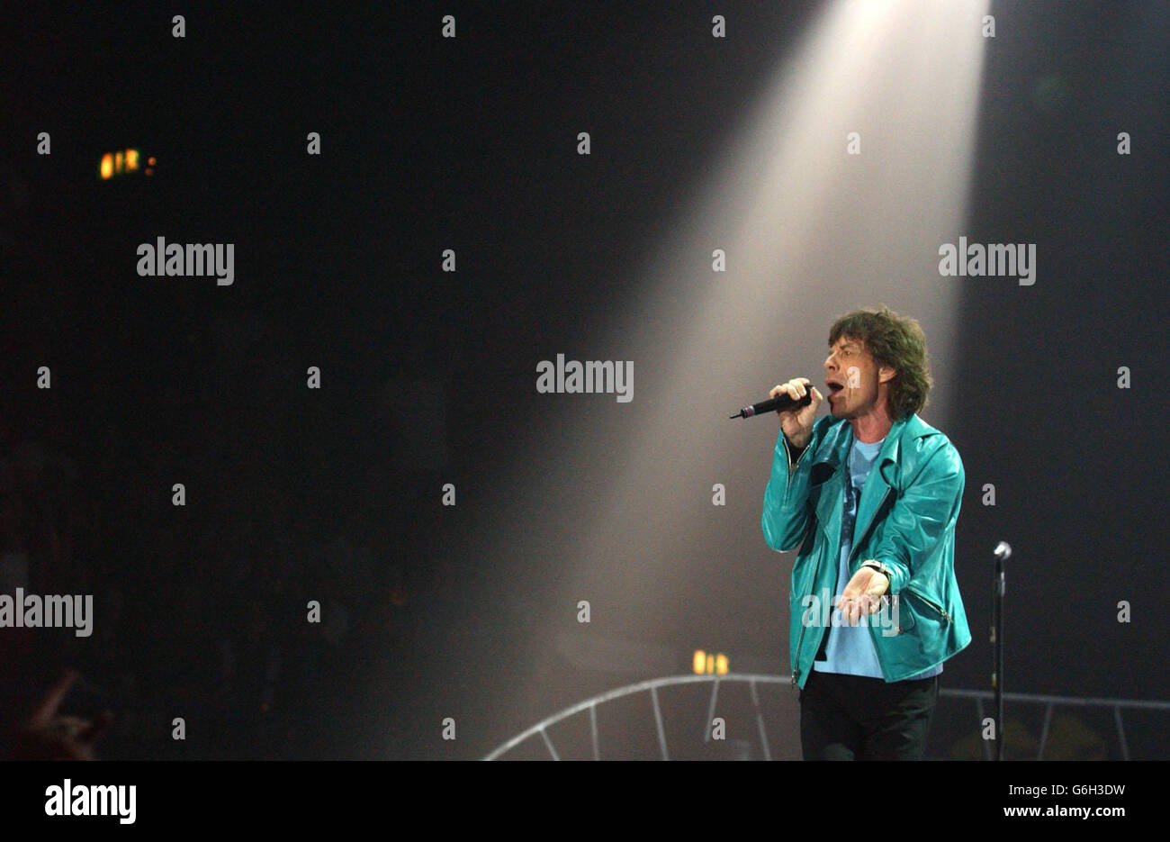 Mick Jagger, cantante dei Rolling Stones, si esibisce alla Wembley Arena, nella zona ovest di Londra, come parte del tour mondiale dei quaranta licks 2003 della band. Foto Stock