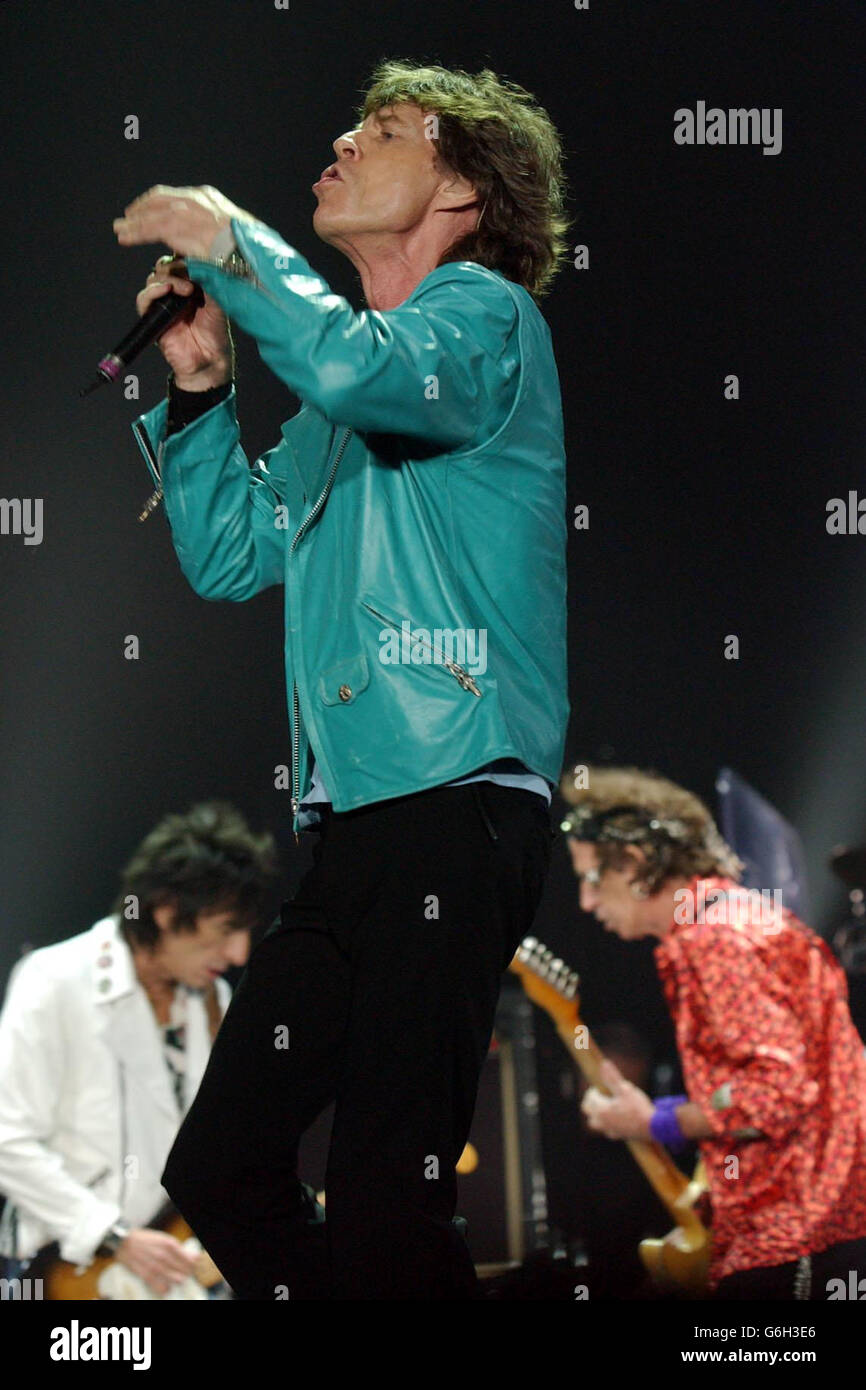 Mick Jagger, cantante dei Rolling Stones, si esibisce presso la Wembley Arena, a ovest di Londra, come parte del tour mondiale dei Forty Licks 2003 della band. Foto Stock