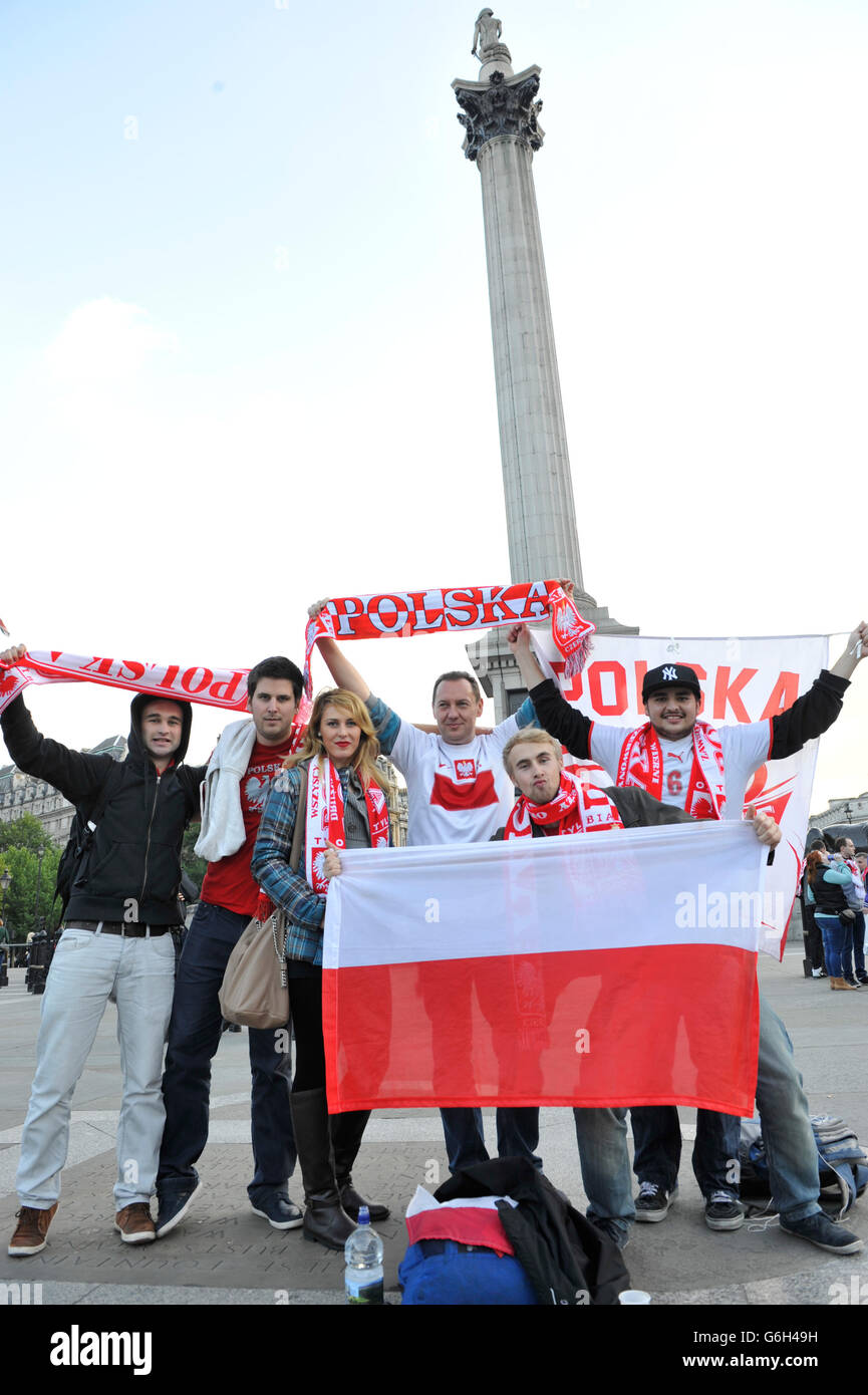Tifosi polacchi di Trafalgar Square in vista della partita di stasera contro l'Inghilterra. Foto Stock