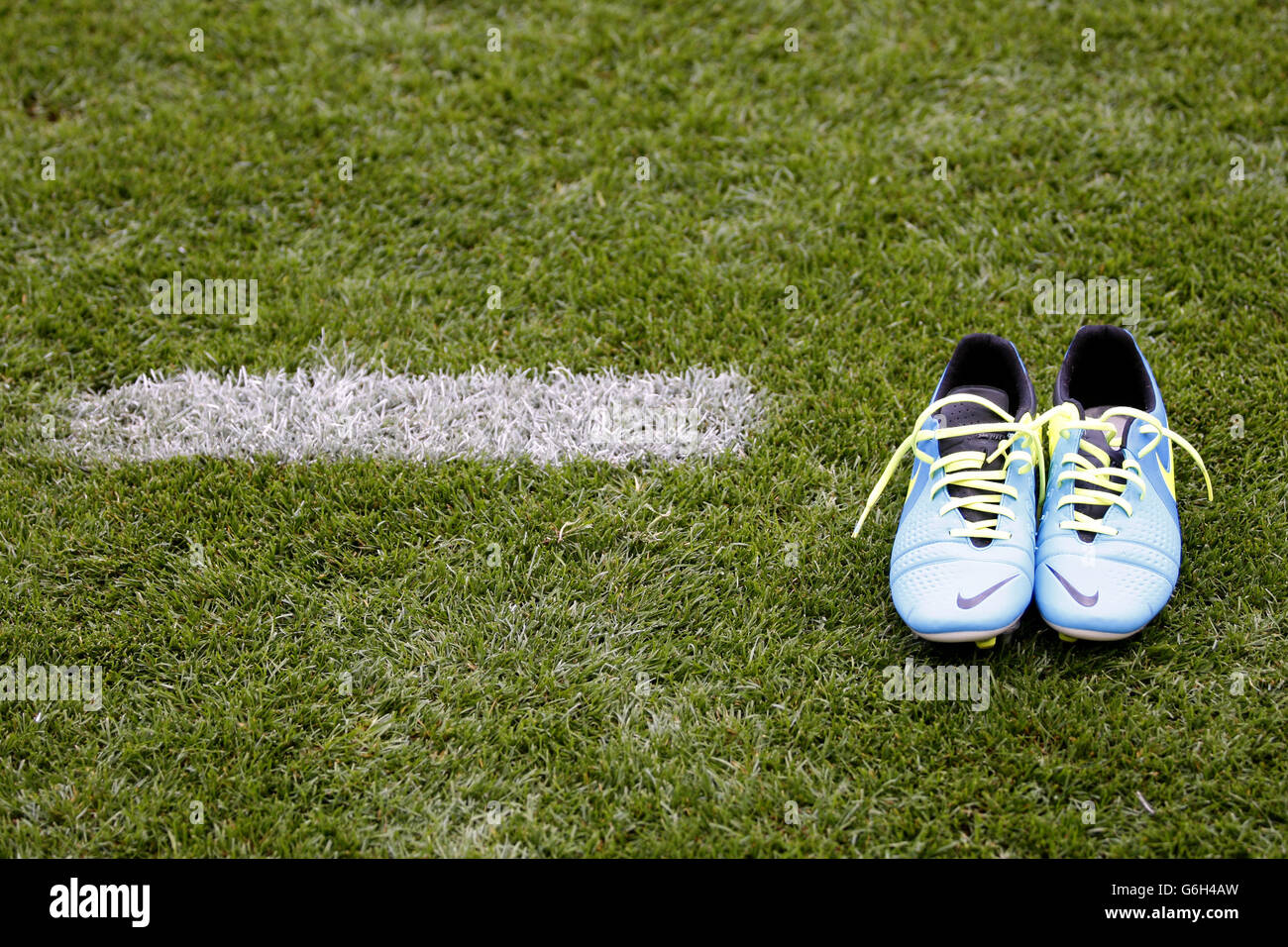 Scarpe Da Calcio In Campo Immagini e Fotos Stock - Alamy