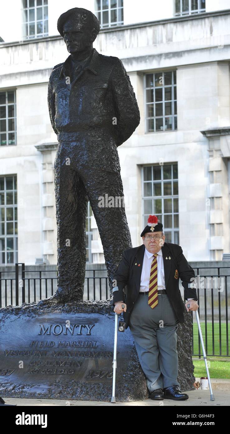 L'ex Fusilier Joe Farquhar, 68 anni, di Oldham, si trova sotto la statua del Field Marshall Visconte Montgomery di Whitehall, mentre attende con altri ex Fusiliers prima di marciare a Westminster per protestare contro la demolizione dello storico battaglione del reggimento reale dei Fusiliers (2RRF), Che saranno demoliti in base ai piani del governo di sostituire 20,000 regolari con 30,000 riervisi. Foto Stock