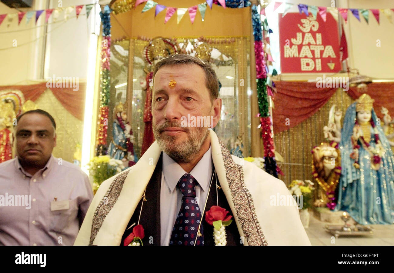 Il segretario di casa David Blunkett, indossa un talek cerimoniale sulla sua fronte, nel tempio Shree RAM Mandir a Southall, a sud-ovest di Londra. Il signor Blunkett, che è stato anche presentato con una ghirlanda di fiori e un blankett, ha visitato il tempio di Hindi per scoprire quali servizi ha fornito alla comunità locale. Blunkett, che ha avuto un tour delle divinità, ha detto che il tempio era una preziosa risorsa comunitaria. Foto Stock