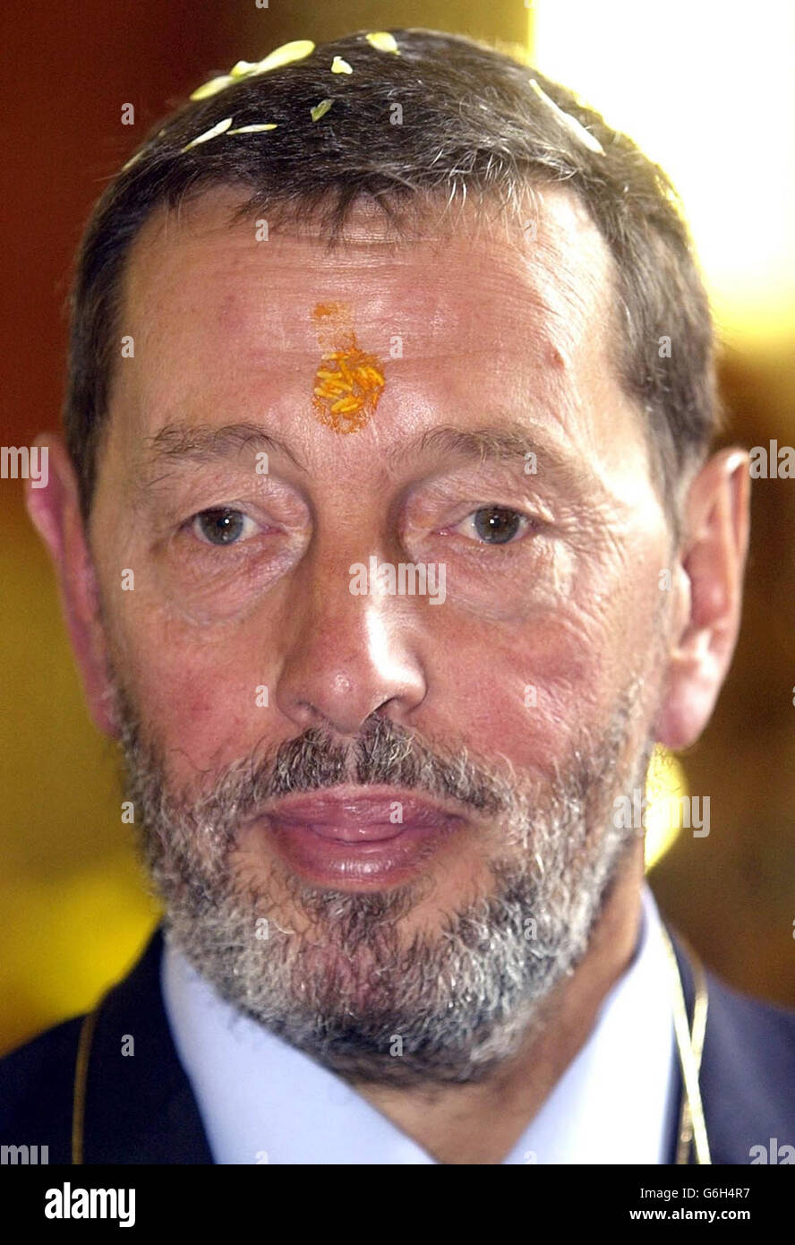 Il segretario di casa David Blunkett, indossa un talek cerimoniale sulla sua fronte, nel tempio Shree RAM Mandir a Southall, a sud-ovest di Londra. Il signor Blunkett, che è stato anche presentato con una ghirlanda di fiori e un blankett, ha visitato il tempio di Hindi per scoprire quali servizi ha fornito alla comunità locale. Blunkett, che ha avuto un tour delle divinità, ha detto che il tempio era una preziosa risorsa comunitaria. Foto Stock