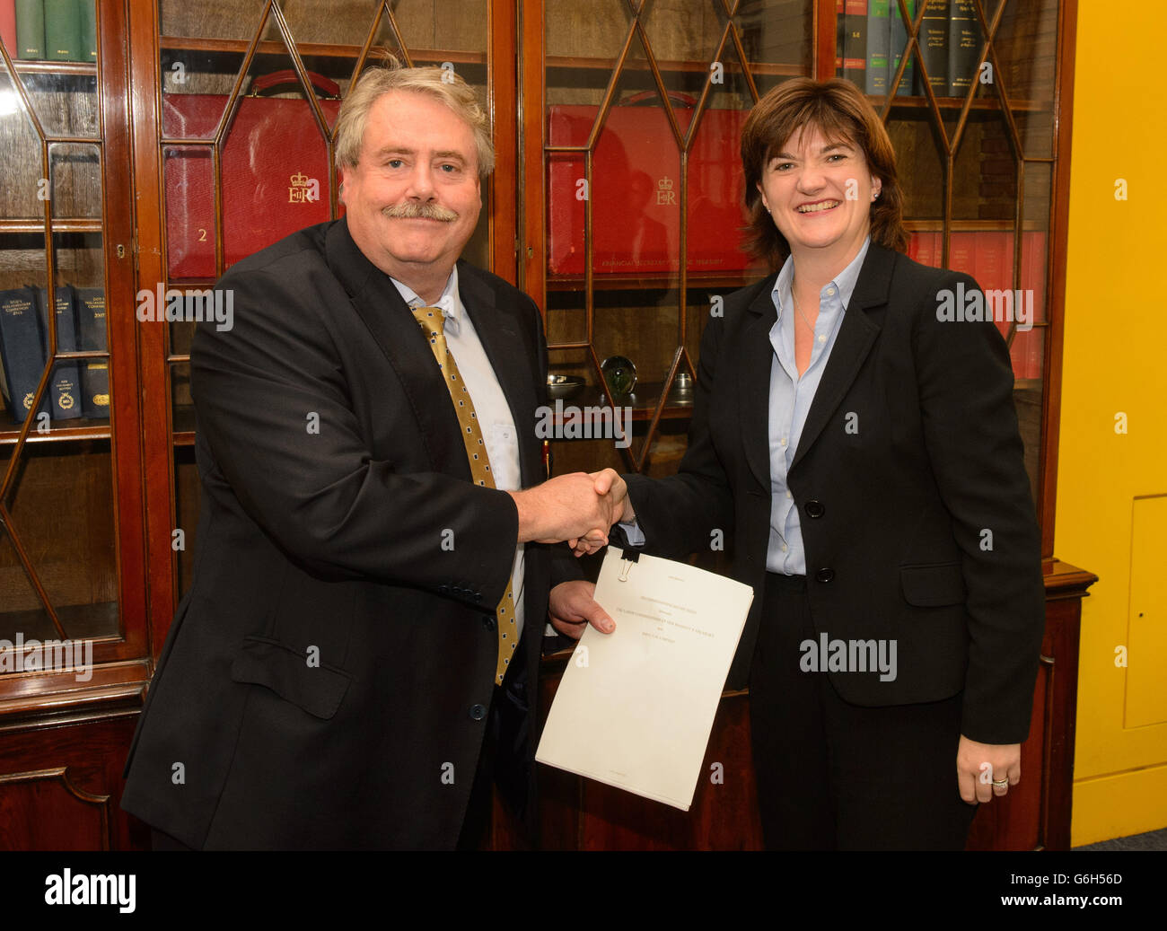 Il Segretario economico al Tesoro Nicky Morgan (destra) presenta una demissione firmata al Vice Presidente tecnico di Shell Glen Cayley, presso HM Treasury, a Westminster, nel centro di Londra. Foto Stock
