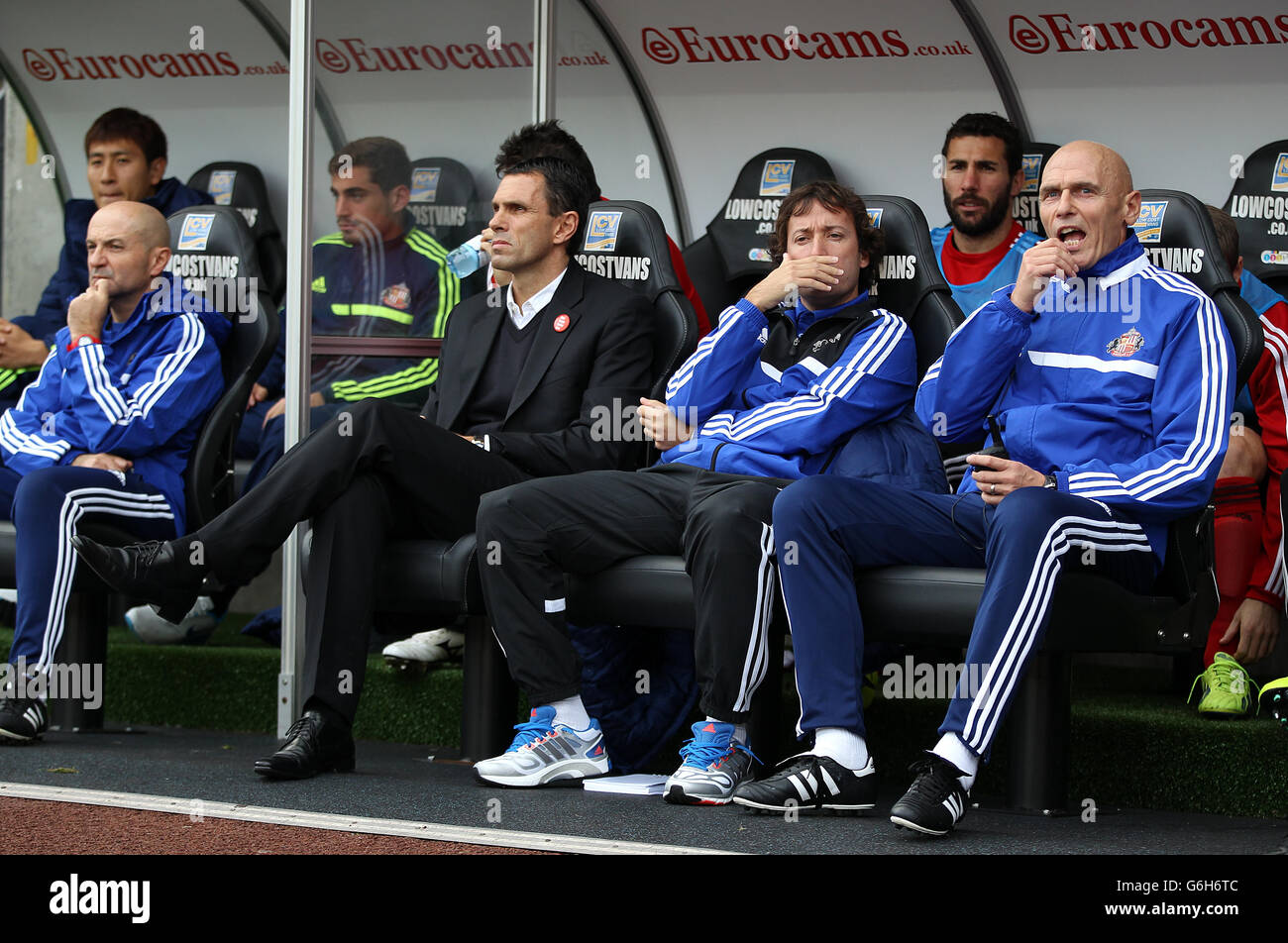 (Da sinistra a destra) il direttore di Sunderland Gustavo Poyet, l'assistente Mauricio Tarco e l'allenatore di portiere Andrew Beasley Foto Stock