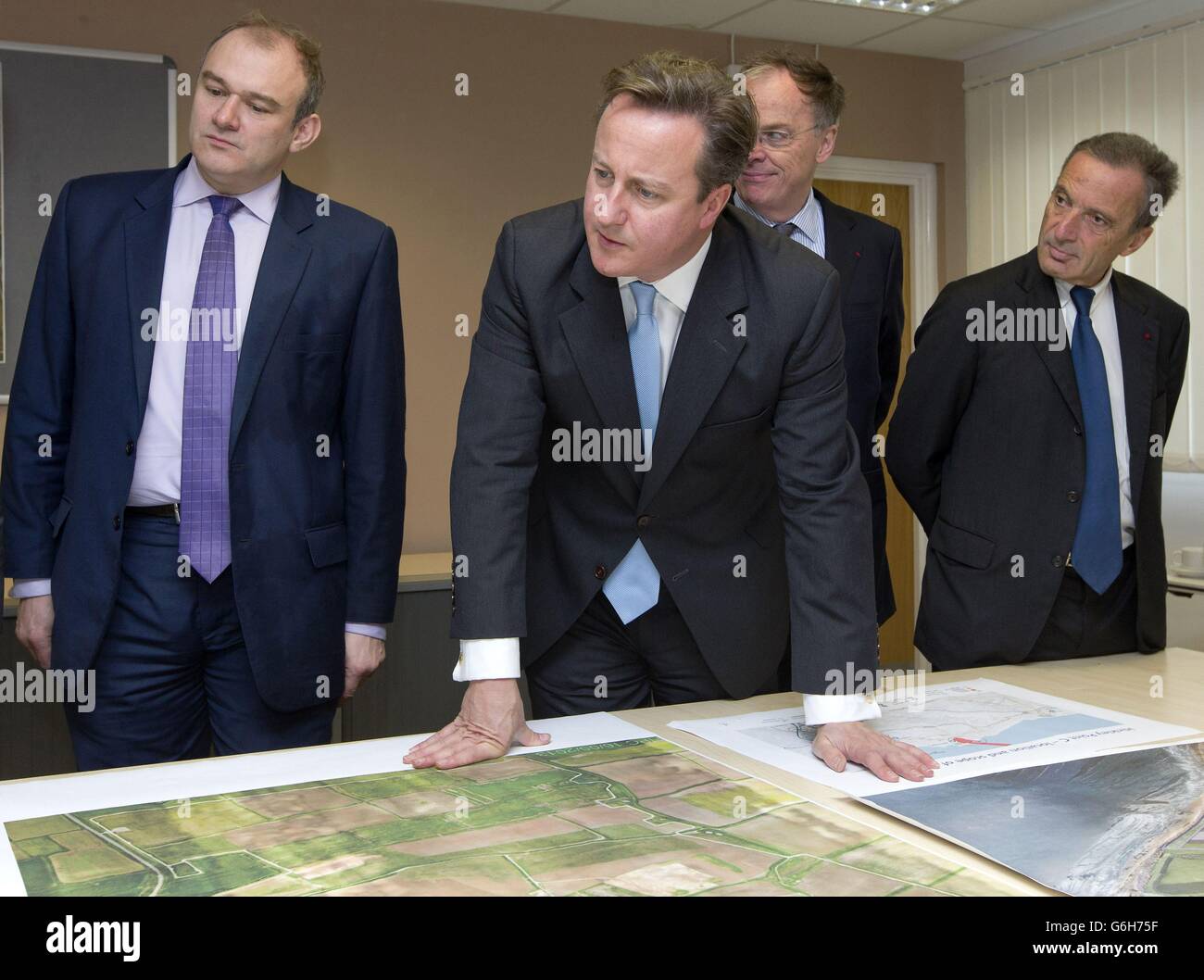 (Da sinistra a destra) il segretario per l'energia ed Davey, il primo ministro David Cameron, Vincent de Rivaz, direttore generale di EDF (Electricite de France) e Henri Proglio, amministratore delegato e presidente di EDF, mentre esaminano i piani del sito per la centrale nucleare di Hinkly C a Hinkley Point, Somerset. La prima nuova centrale nucleare britannica di una generazione sarà costruita nel quadro del progetto &Acirc;&Pound;16 miliardi che creerà migliaia di nuovi posti di lavoro. Foto Stock