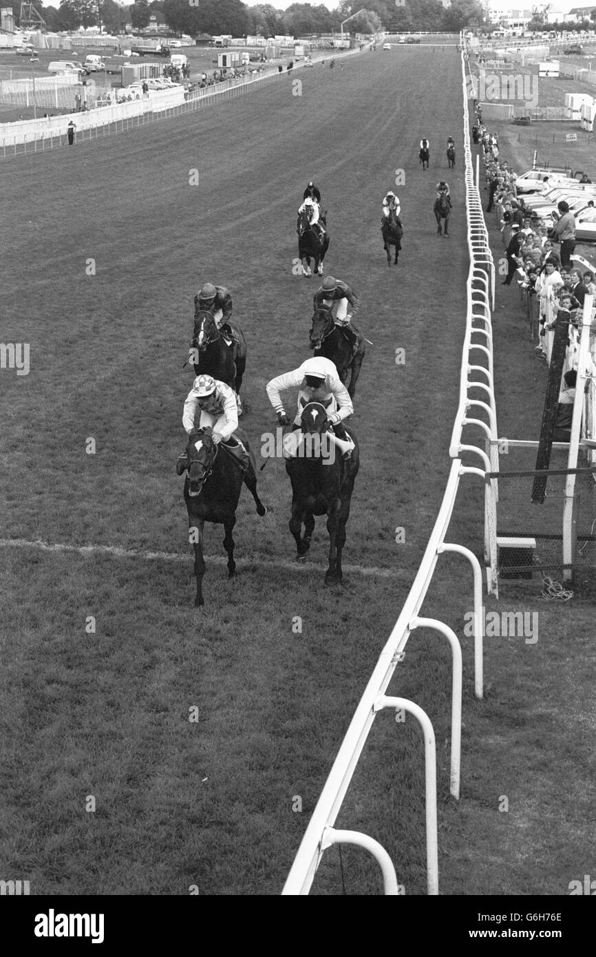 Saint Estephe, guidato da Pat Eddery (primo piano a sinistra), arriva a casa per vincere la 85° Coronation Cup da Triptych, montato da Eric Legrix, e terzo, Petoski, con Willie Carson in sella (sfondo a sinistra) a Epsom. Foto Stock