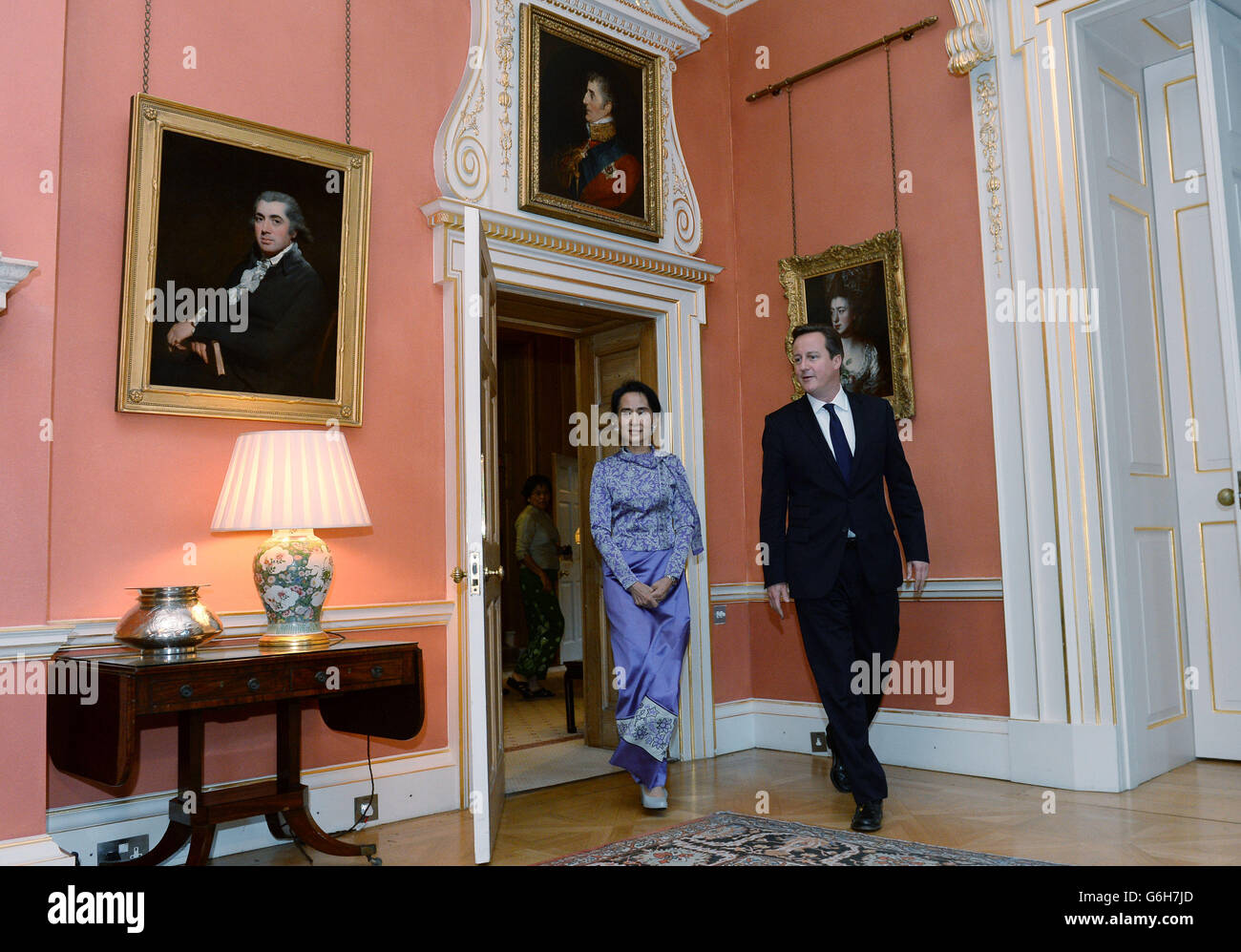 Il primo ministro David Cameron con il leader birmano dell'opposizione Aung San Suu Kyi in un incontro tenutosi al 10 di Downing Street a Londra. Foto Stock