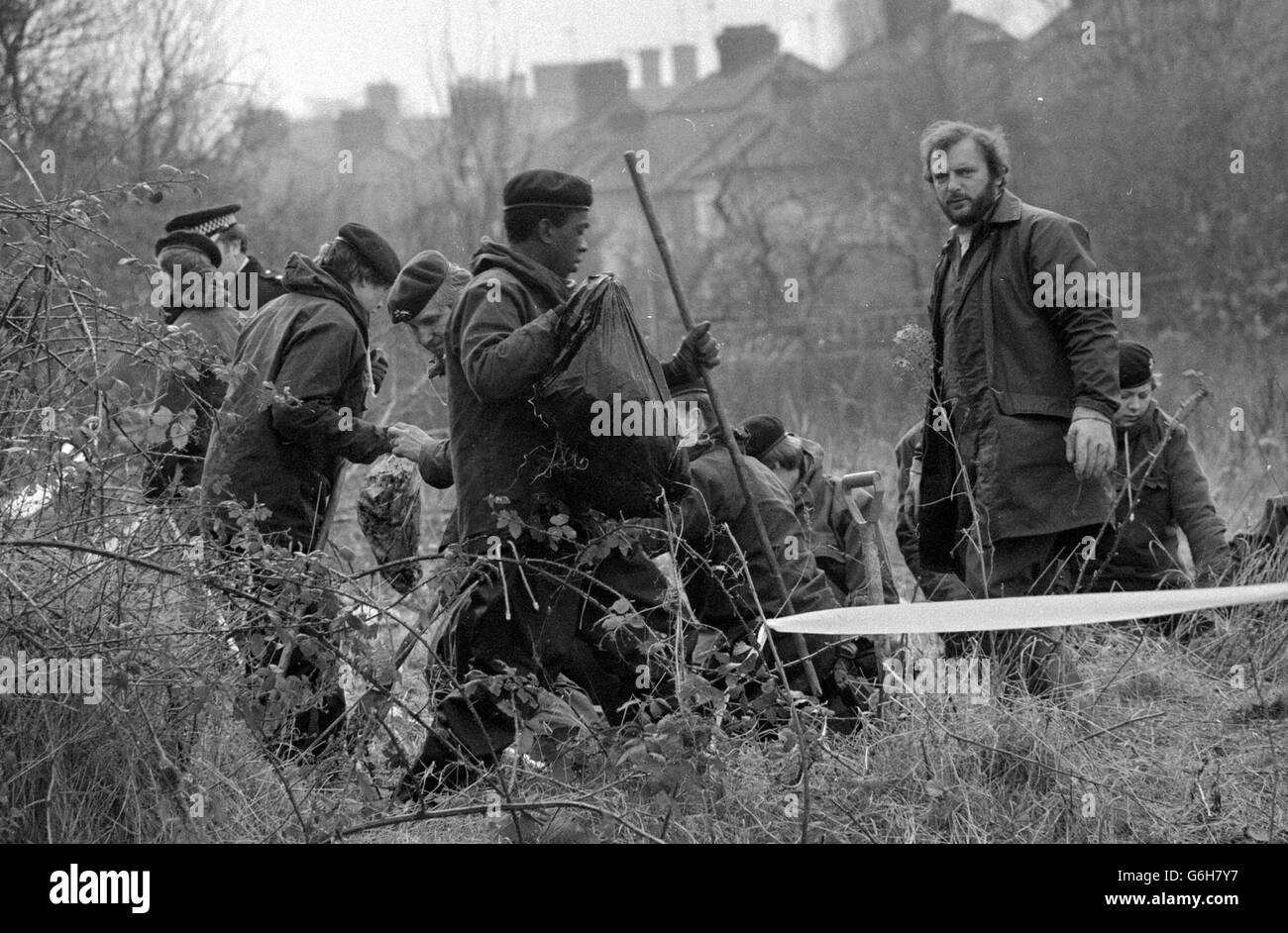 Cadetti di polizia dall'Hendon Police College, sul terreno di rifiuti sul retro di 195 Melrose Avenue, Cricklewood, Londra, dove hanno trovato una 'significativa quantità di osso umano', e un sacco di abbigliamento personale. È il quinto giorno della ricerca. * i cadetti, di 17 anni, erano dovuti alla ricerca sulle loro mani e ginocchia ogni pollice di terra con le loro dita e mettere qualsiasi scoperta in sacchetti di plastica. Foto Stock