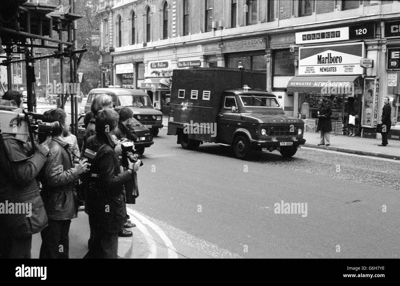 Un furgone di polizia che porta Dennis Nilsen a Londra. L'ex poliziotto di prova Nilsen ha negato al vecchio Bailey un totale di sei omicidi e due tentativi di omicidio. Foto Stock